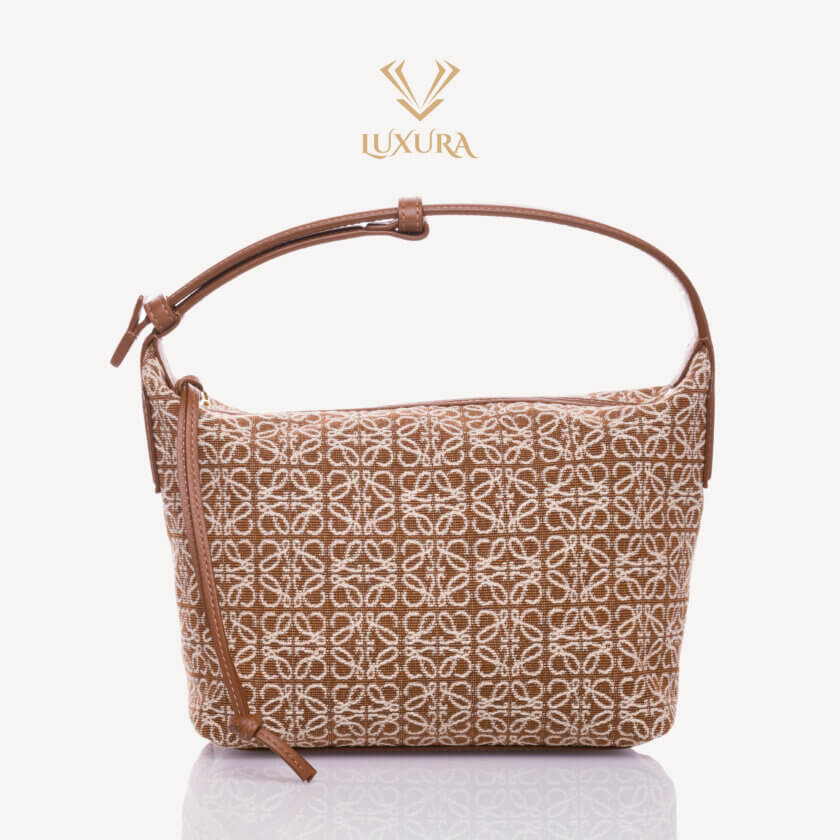 <span style="font-size: 10px; color: rgb(101, 101, 101);letter-spacing: .15em;">NEW COLLECTION</span><br><strong> LOEWE </strong><br><div style="margin-top:10px; font-size:16px;">Small Cubi bag in Anagram jacquard and calfskin Tan/ Pecan</div><br> - Image 3