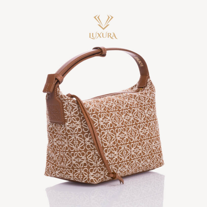 <span style="font-size: 10px; color: rgb(101, 101, 101);letter-spacing: .15em;">NEW COLLECTION</span><br><strong> LOEWE </strong><br><div style="margin-top:10px; font-size:16px;">Small Cubi bag in Anagram jacquard and calfskin Tan/ Pecan</div><br> - Image 2