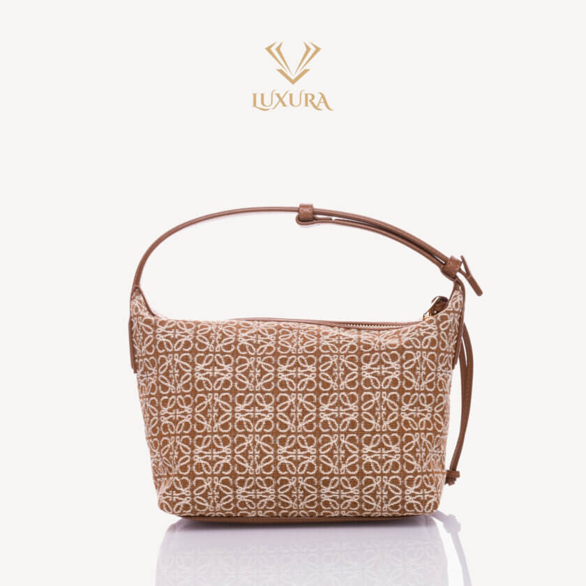 <span style="font-size: 10px; color: rgb(101, 101, 101);letter-spacing: .15em;">NEW COLLECTION</span><br><strong> LOEWE </strong><br><div style="margin-top:10px; font-size:16px;">Small Cubi bag in Anagram jacquard and calfskin Tan/ Pecan</div><br> - Image 5