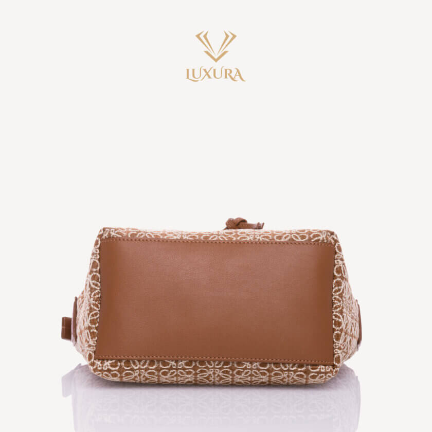 <span style="font-size: 10px; color: rgb(101, 101, 101);letter-spacing: .15em;">NEW COLLECTION</span><br><strong> LOEWE </strong><br><div style="margin-top:10px; font-size:16px;">Small Cubi bag in Anagram jacquard and calfskin Tan/ Pecan</div><br> - Image 15