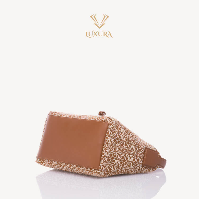 <span style="font-size: 10px; color: rgb(101, 101, 101);letter-spacing: .15em;">NEW COLLECTION</span><br><strong> LOEWE </strong><br><div style="margin-top:10px; font-size:16px;">Small Cubi bag in Anagram jacquard and calfskin Tan/ Pecan</div><br> - Image 16