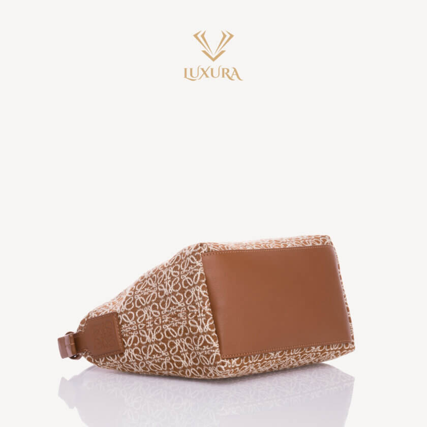 <span style="font-size: 10px; color: rgb(101, 101, 101);letter-spacing: .15em;">NEW COLLECTION</span><br><strong> LOEWE </strong><br><div style="margin-top:10px; font-size:16px;">Small Cubi bag in Anagram jacquard and calfskin Tan/ Pecan</div><br> - Image 14
