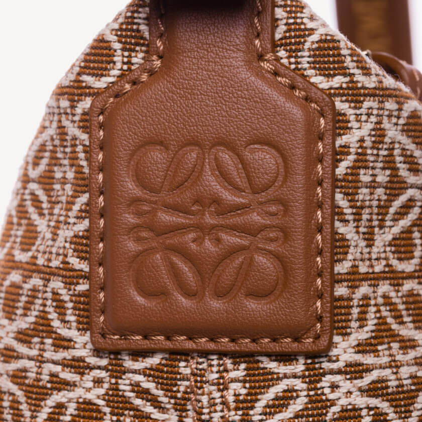 <span style="font-size: 10px; color: rgb(101, 101, 101);letter-spacing: .15em;">NEW COLLECTION</span><br><strong> LOEWE </strong><br><div style="margin-top:10px; font-size:16px;">Small Cubi bag in Anagram jacquard and calfskin Tan/ Pecan</div><br> - Image 9
