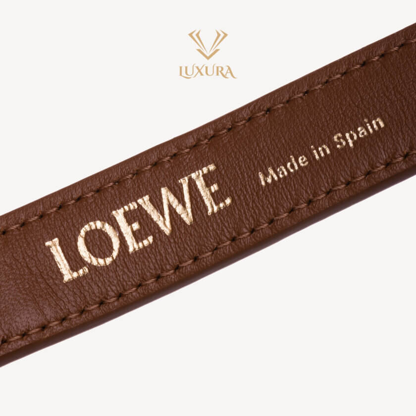 <span style="font-size: 10px; color: rgb(101, 101, 101);letter-spacing: .15em;">NEW COLLECTION</span><br><strong> LOEWE </strong><br><div style="margin-top:10px; font-size:16px;">Small Cubi bag in Anagram jacquard and calfskin Tan/ Pecan</div><br> - Image 7
