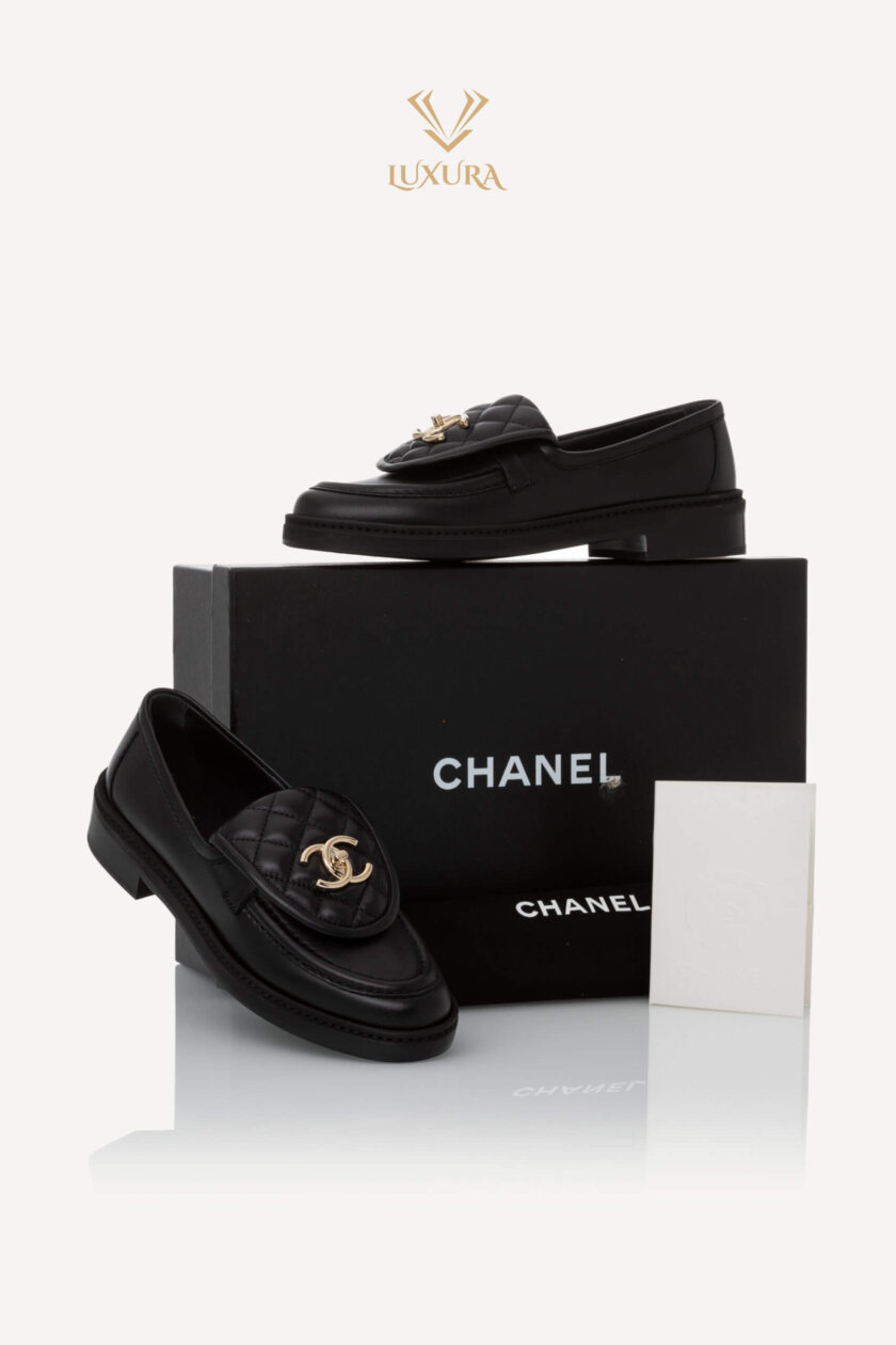 <span style="font-size: 10px;letter-spacing: .15em">HARD TO FIND</span><br><strong> CHANEL </strong><br><div style="margin-top:10px;font-size:16px">Black Leather Turnlock Loafers 35</div><br> - Image 2