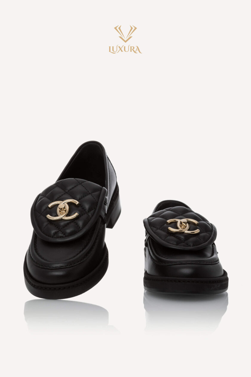 <span style="font-size: 10px;letter-spacing: .15em">HARD TO FIND</span><br><strong> CHANEL </strong><br><div style="margin-top:10px;font-size:16px">Black Leather Turnlock Loafers 35</div><br> - Image 4