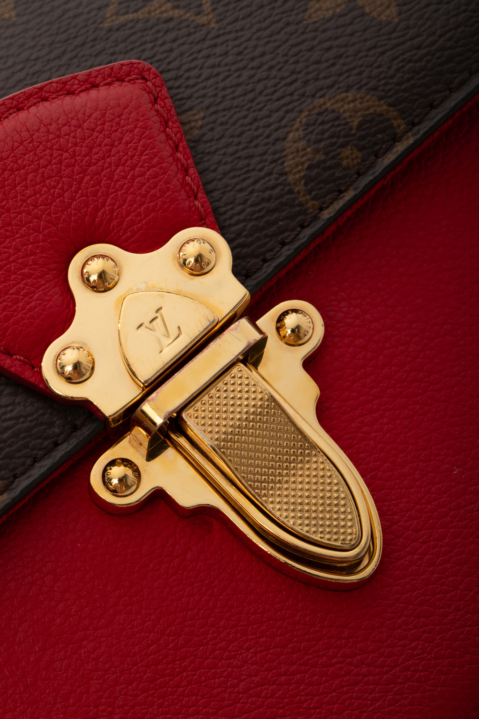 <span style="font-size: 10px;letter-spacing: .15em">BEST DEAL</span><br> <strong>LOUIS VUITTON</strong><br> <div style="margin-top:10px;font-size:16px">Monogram Canvas Victoire Cherry</div><br> - Image 13