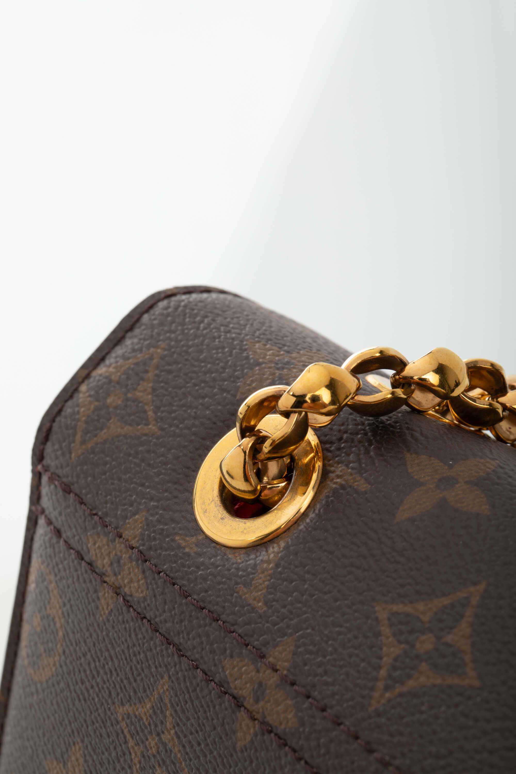 <span style="font-size: 10px;letter-spacing: .15em">BEST DEAL</span><br> <strong>LOUIS VUITTON</strong><br> <div style="margin-top:10px;font-size:16px">Monogram Canvas Victoire Cherry</div><br> - Image 25