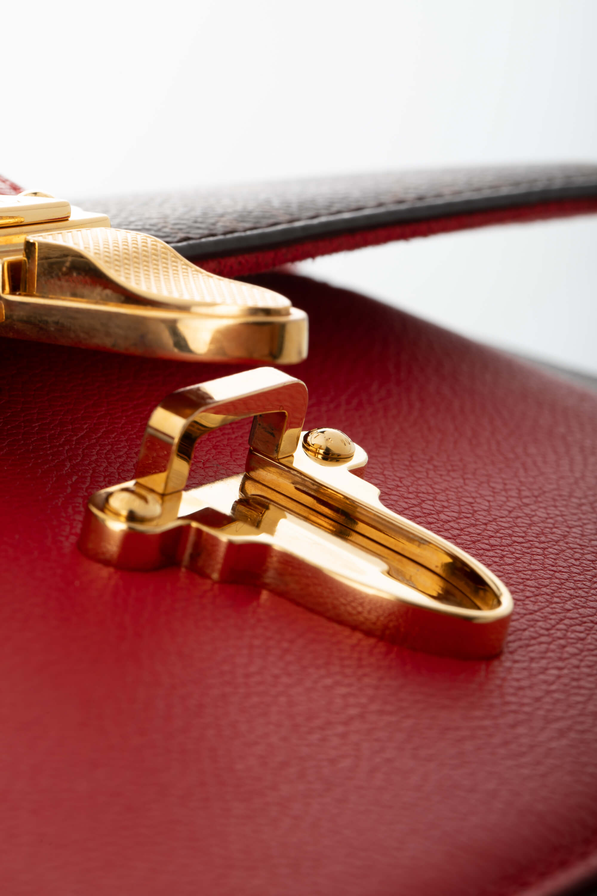 <span style="font-size: 10px;letter-spacing: .15em">BEST DEAL</span><br> <strong>LOUIS VUITTON</strong><br> <div style="margin-top:10px;font-size:16px">Monogram Canvas Victoire Cherry</div><br> - Image 14