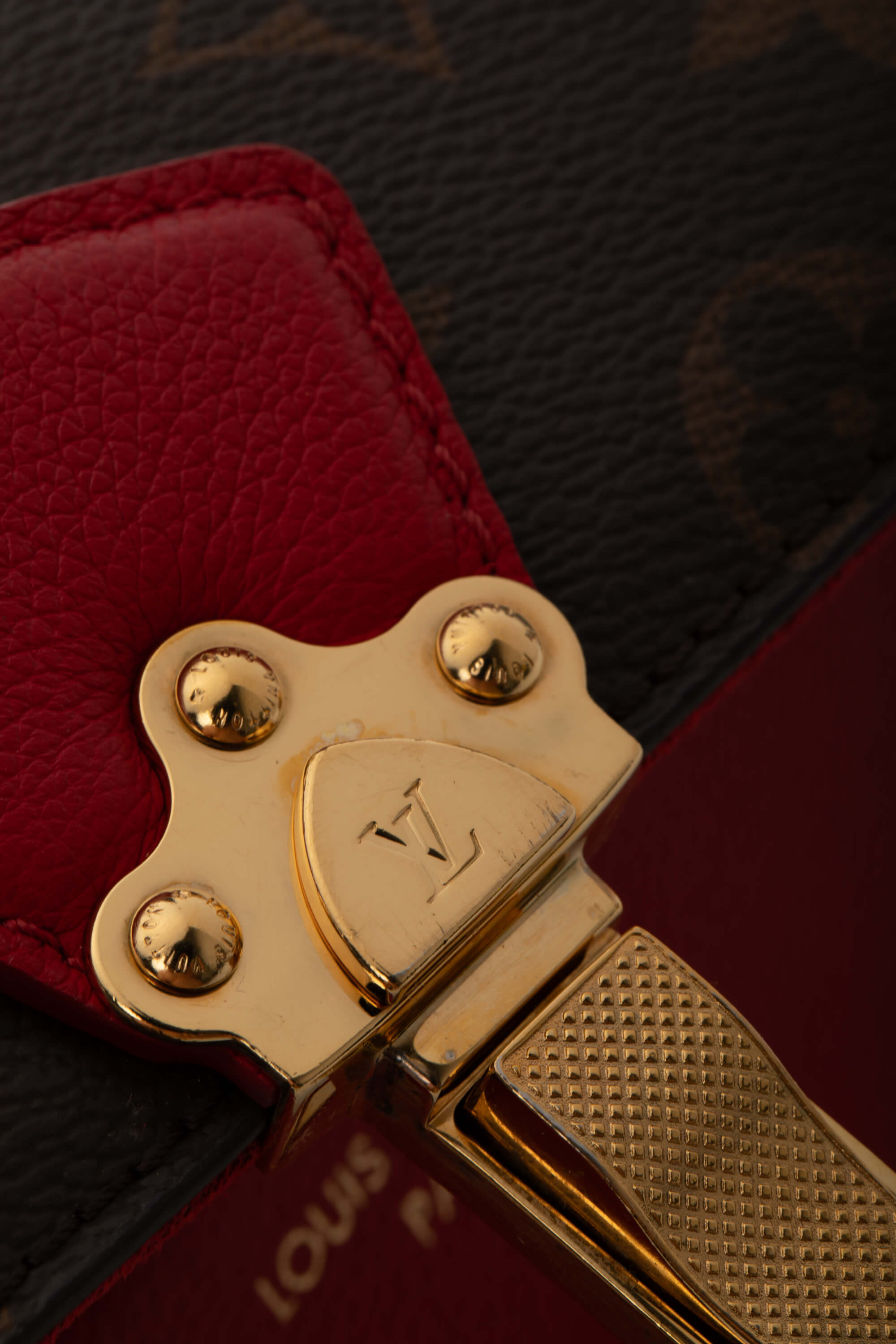 <span style="font-size: 10px;letter-spacing: .15em">BEST DEAL</span><br> <strong>LOUIS VUITTON</strong><br> <div style="margin-top:10px;font-size:16px">Monogram Canvas Victoire Cherry</div><br> - Image 16