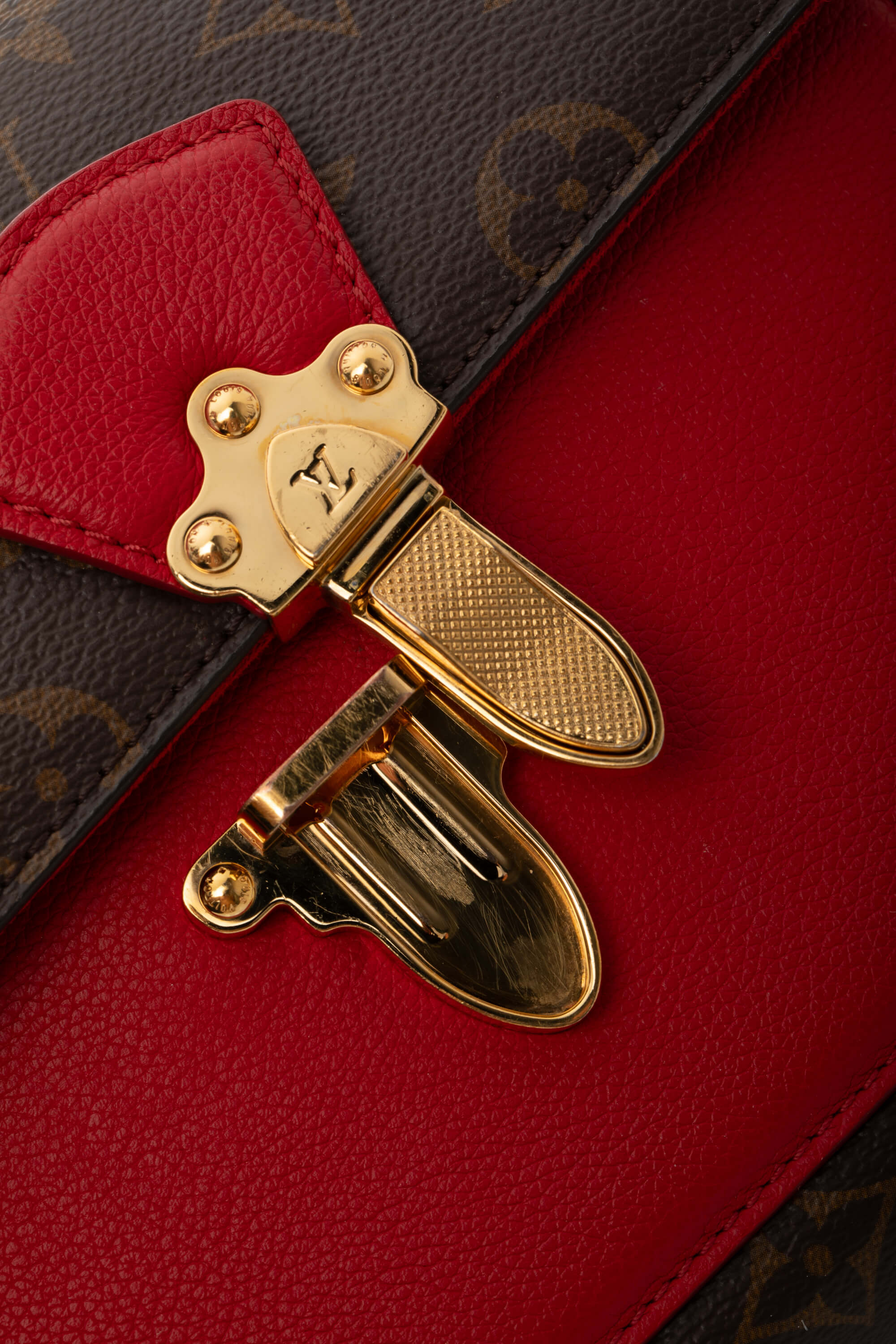 <span style="font-size: 10px;letter-spacing: .15em">BEST DEAL</span><br> <strong>LOUIS VUITTON</strong><br> <div style="margin-top:10px;font-size:16px">Monogram Canvas Victoire Cherry</div><br> - Image 17