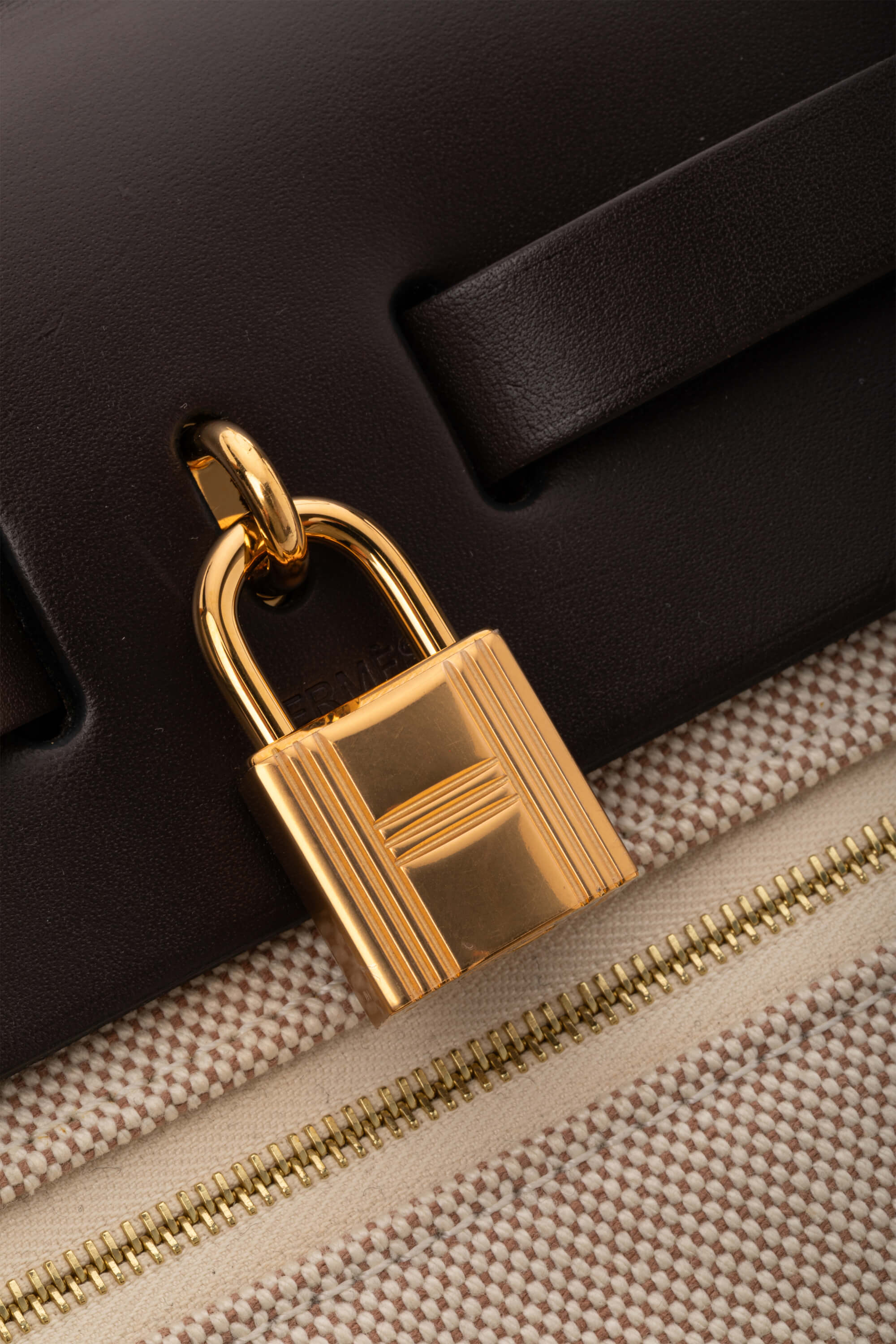 <span style="font-size: 10px;letter-spacing: .15em">BEST DEAL</span><br> <strong>HERMES</strong><br> <div style="margin-top:10px;font-size:16px">Hunter Criss Viking Herbag Zip Retourne 31 PM Rouge Sellier</div><br> - Image 21