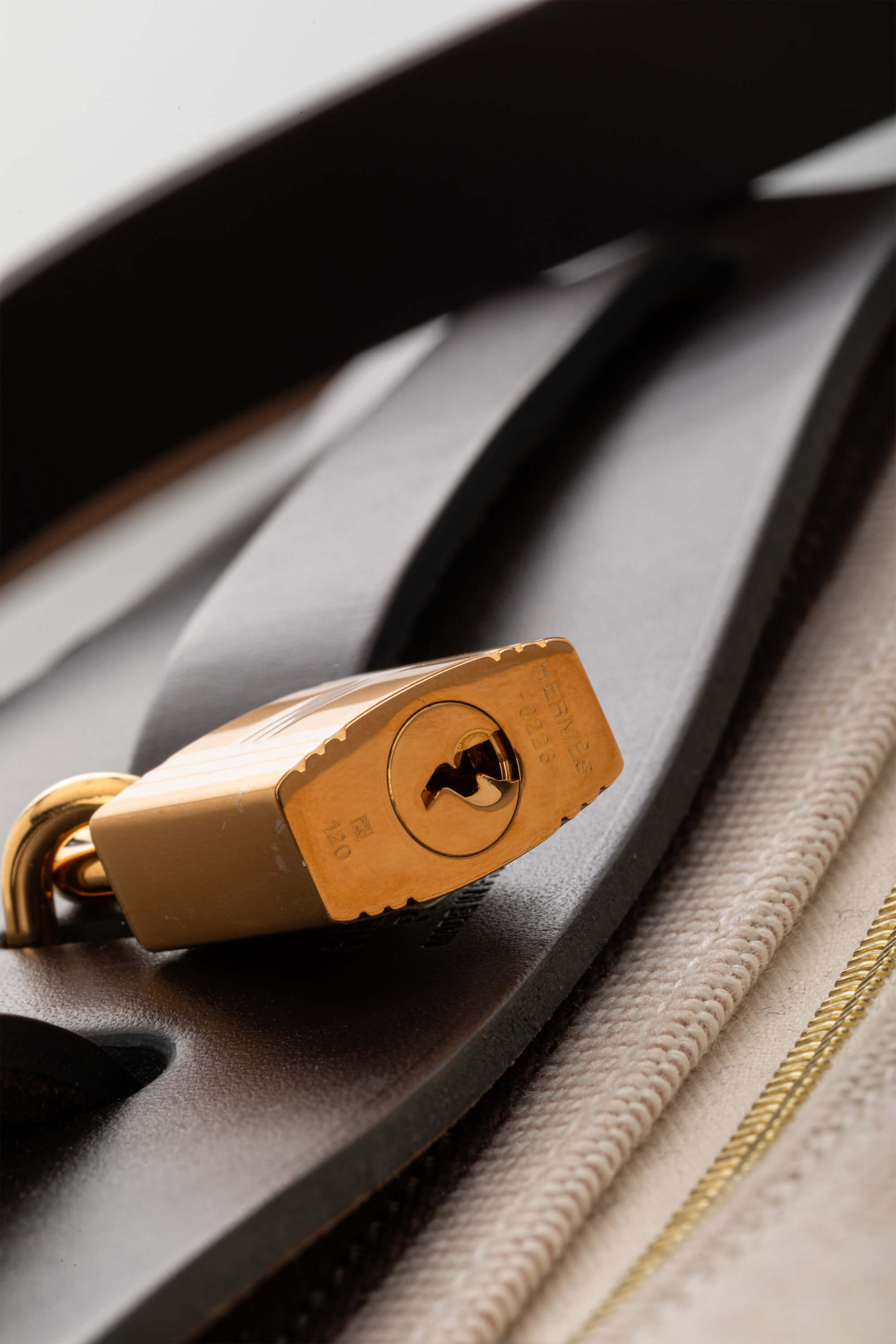 <span style="font-size: 10px;letter-spacing: .15em">BEST DEAL</span><br> <strong>HERMES</strong><br> <div style="margin-top:10px;font-size:16px">Hunter Criss Viking Herbag Zip Retourne 31 PM Rouge Sellier</div><br> - Image 29