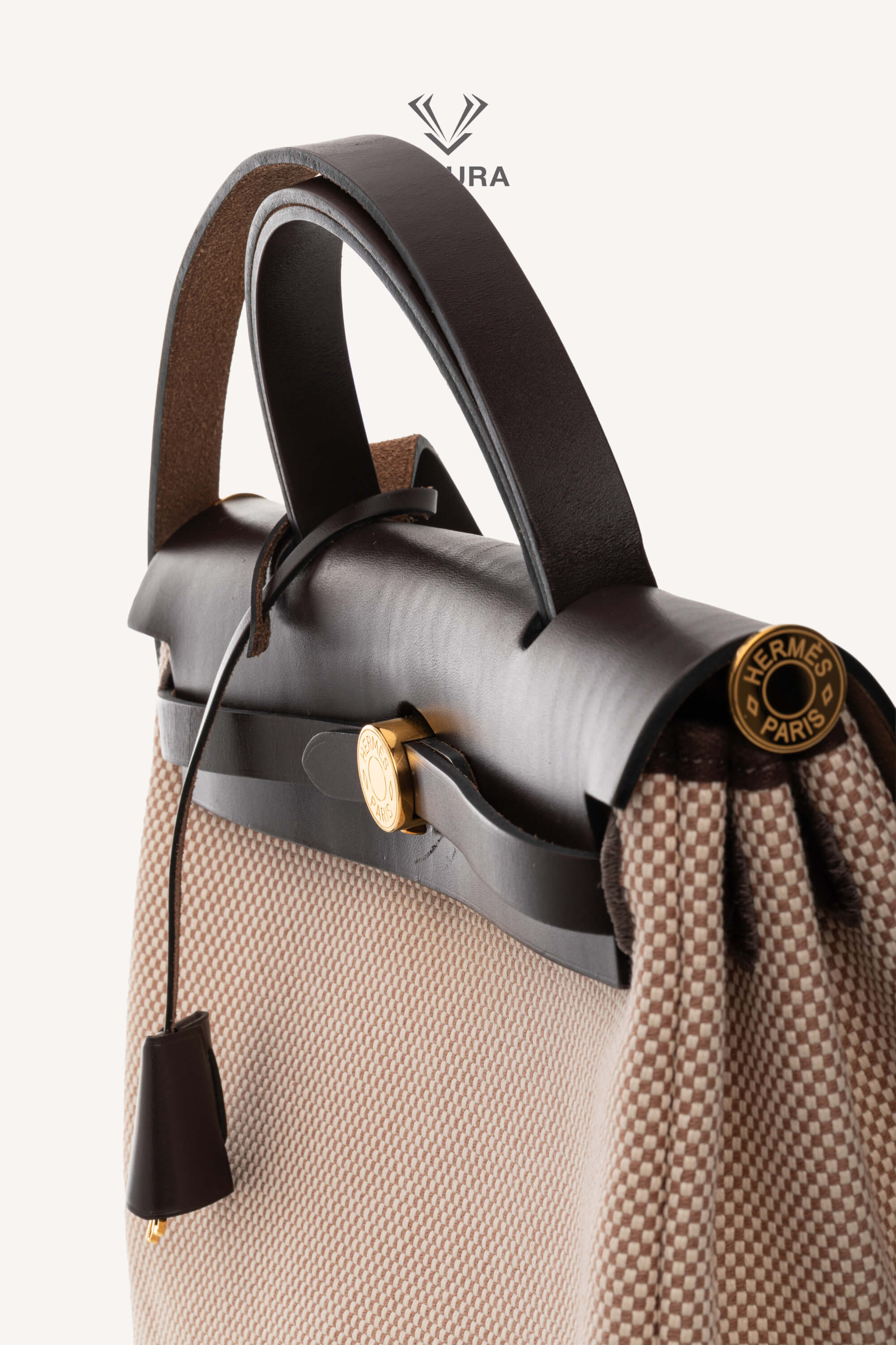 <span style="font-size: 10px;letter-spacing: .15em">BEST DEAL</span><br> <strong>HERMES</strong><br> <div style="margin-top:10px;font-size:16px">Hunter Criss Viking Herbag Zip Retourne 31 PM Rouge Sellier</div><br> - Image 9