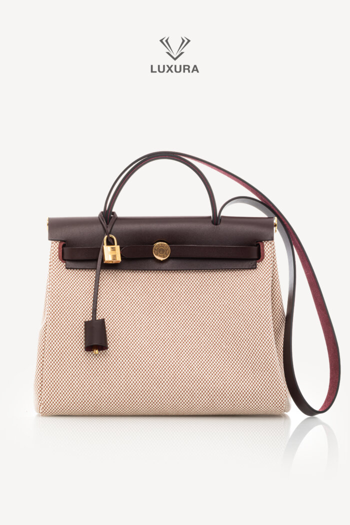 <span style="font-size: 10px;letter-spacing: .15em">HARD TO FIND</span><br>            <strong>HERMES</strong><br>            <div style="margin-top:10px;font-size:16px">Vache Hunter Criss Viking Herbag Zip PM 31 Sellier Rouge</div><br>