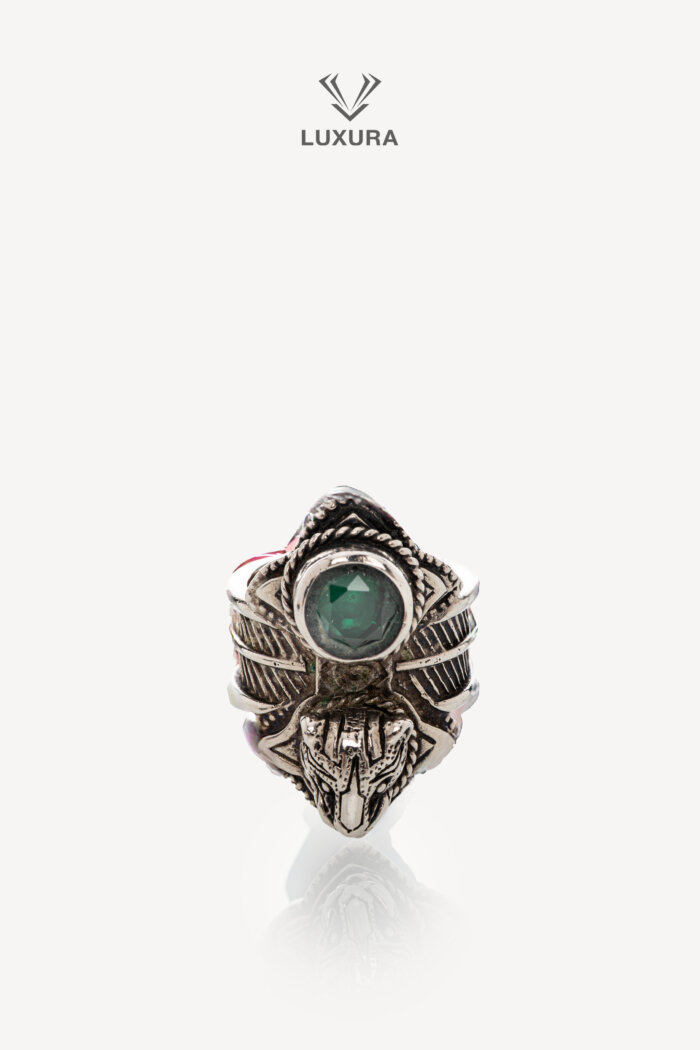 <span style="font-size: 10px;letter-spacing: .15em">BEST DEAL</span><br>            <strong>GUCCI</strong><br>            <div style="margin-top:10px;font-size:16px">Crystal Tiger Silver Ring</div><br>