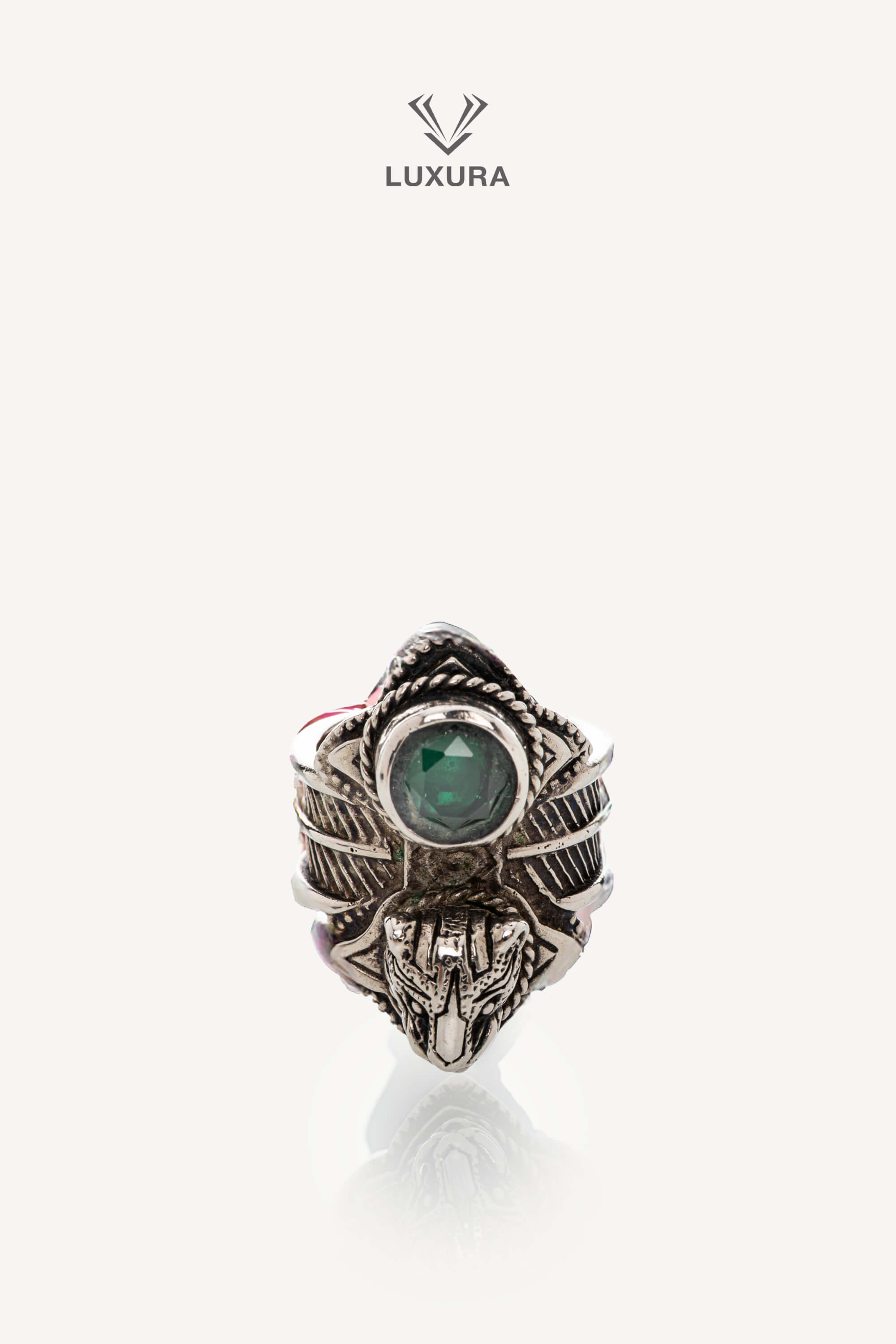 <span style="font-size: 10px;letter-spacing: .15em">BEST DEAL</span><br> <strong>GUCCI</strong><br> <div style="margin-top:10px;font-size:16px">Crystal Tiger Silver Ring</div><br>