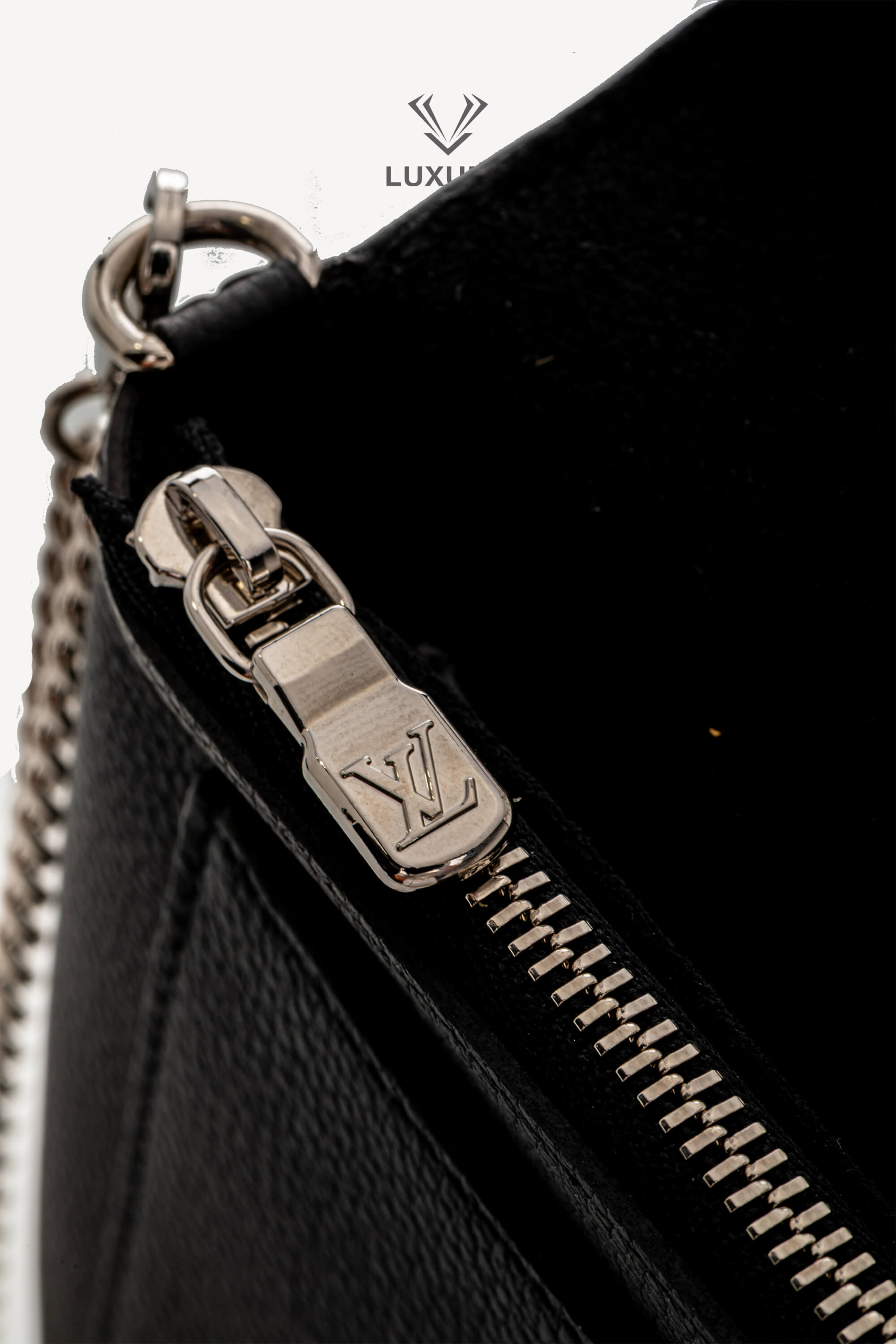 <span style="font-size: 10px;letter-spacing: .15em"></span><br>            <strong>LOUIS VUITTON</strong><br>            <div style="margin-top:10px;font-size:16px">Soft Calfskin My Lockme Chain Pochete Black M63926</div><br> - Image 12