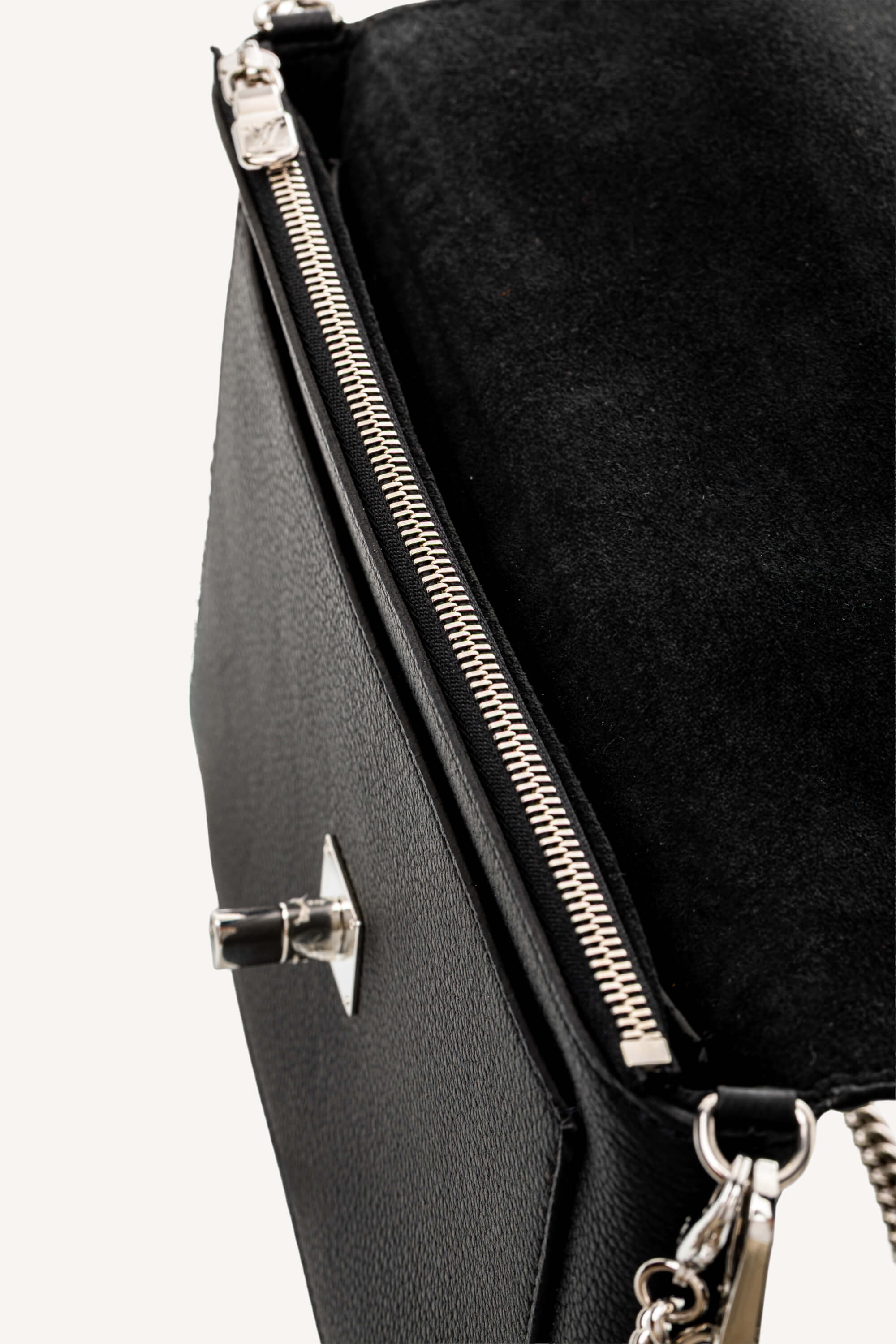 <span style="font-size: 10px;letter-spacing: .15em"></span><br>            <strong>LOUIS VUITTON</strong><br>            <div style="margin-top:10px;font-size:16px">Soft Calfskin My Lockme Chain Pochete Black M63926</div><br> - Image 9
