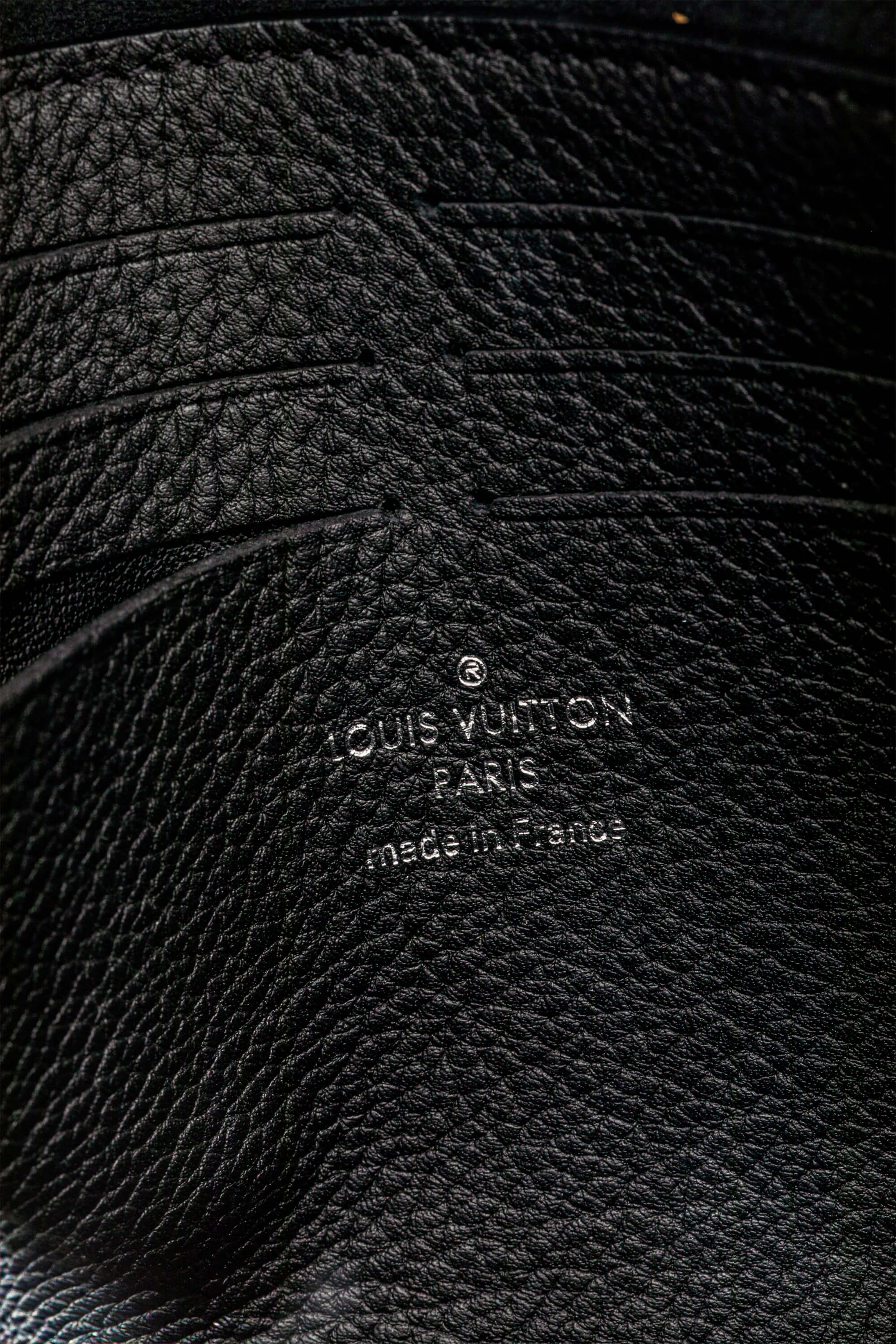 <span style="font-size: 10px;letter-spacing: .15em"></span><br>            <strong>LOUIS VUITTON</strong><br>            <div style="margin-top:10px;font-size:16px">Soft Calfskin My Lockme Chain Pochete Black M63926</div><br> - Image 13