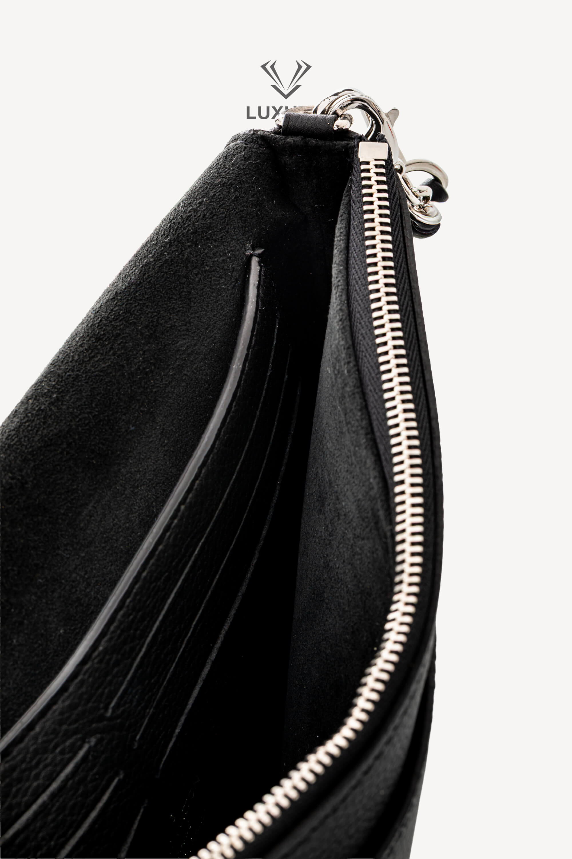<span style="font-size: 10px;letter-spacing: .15em"></span><br>            <strong>LOUIS VUITTON</strong><br>            <div style="margin-top:10px;font-size:16px">Soft Calfskin My Lockme Chain Pochete Black M63926</div><br> - Image 10