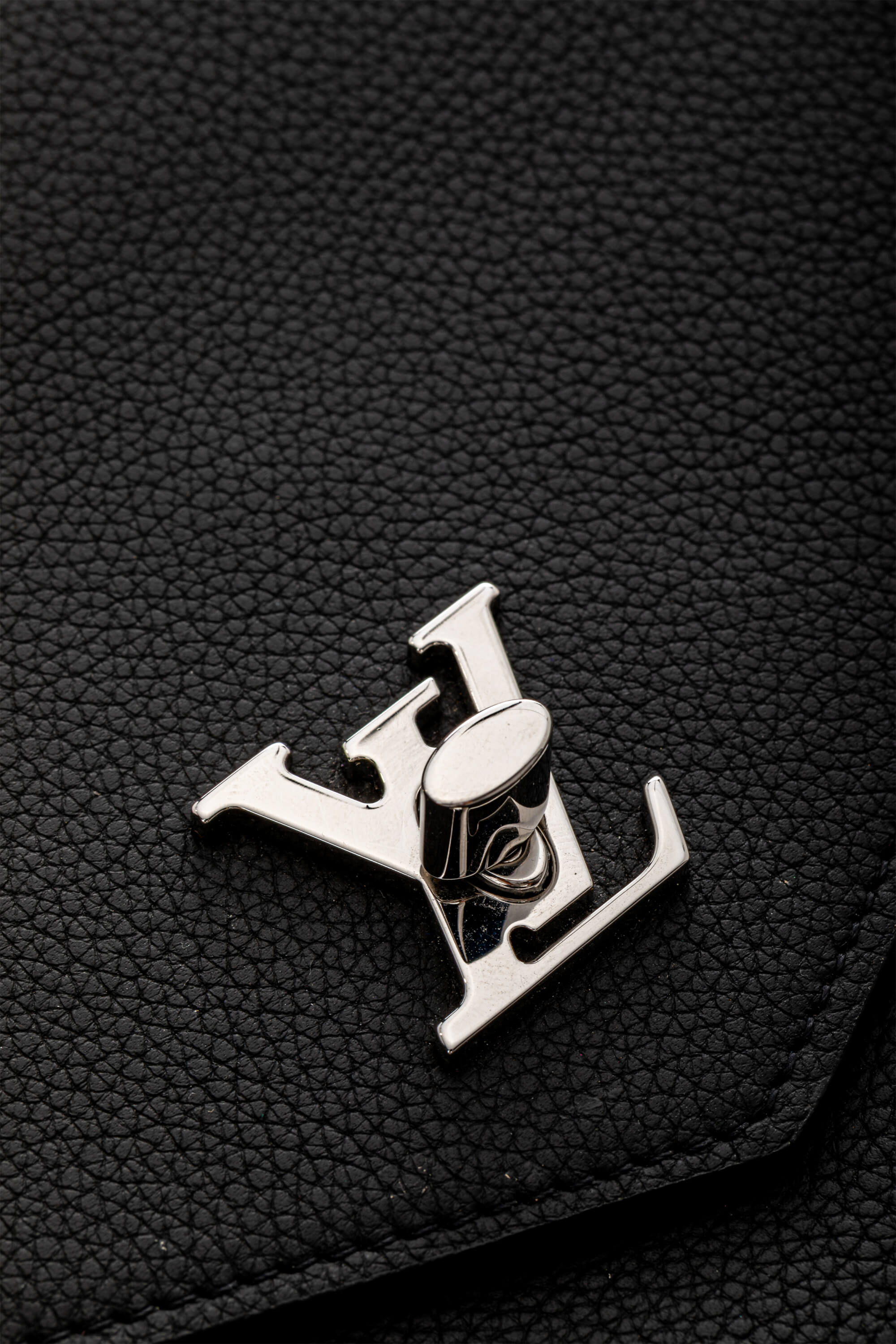 <span style="font-size: 10px;letter-spacing: .15em"></span><br>            <strong>LOUIS VUITTON</strong><br>            <div style="margin-top:10px;font-size:16px">Soft Calfskin My Lockme Chain Pochete Black M63926</div><br> - Image 8