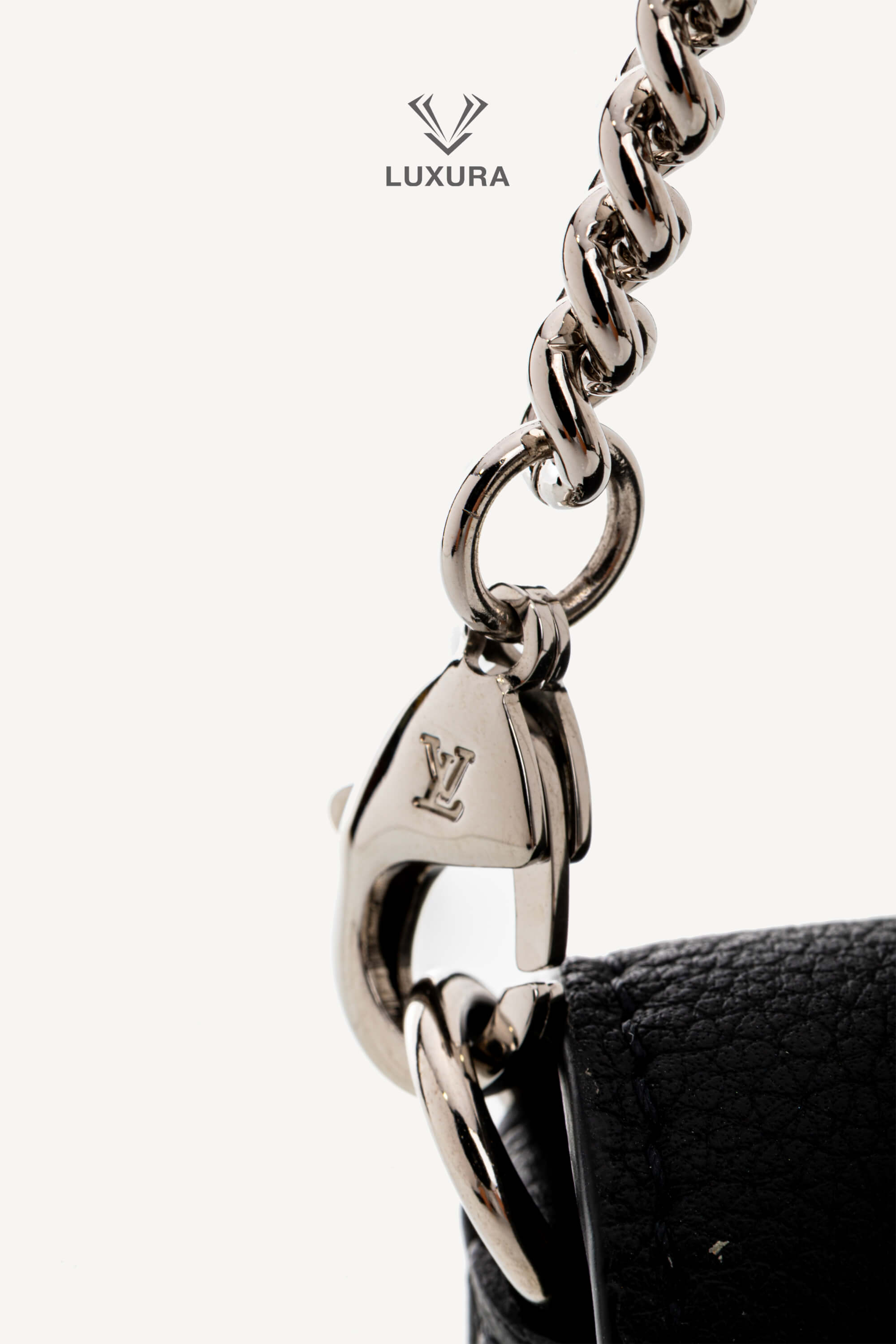 <span style="font-size: 10px;letter-spacing: .15em"></span><br>            <strong>LOUIS VUITTON</strong><br>            <div style="margin-top:10px;font-size:16px">Soft Calfskin My Lockme Chain Pochete Black M63926</div><br> - Image 18