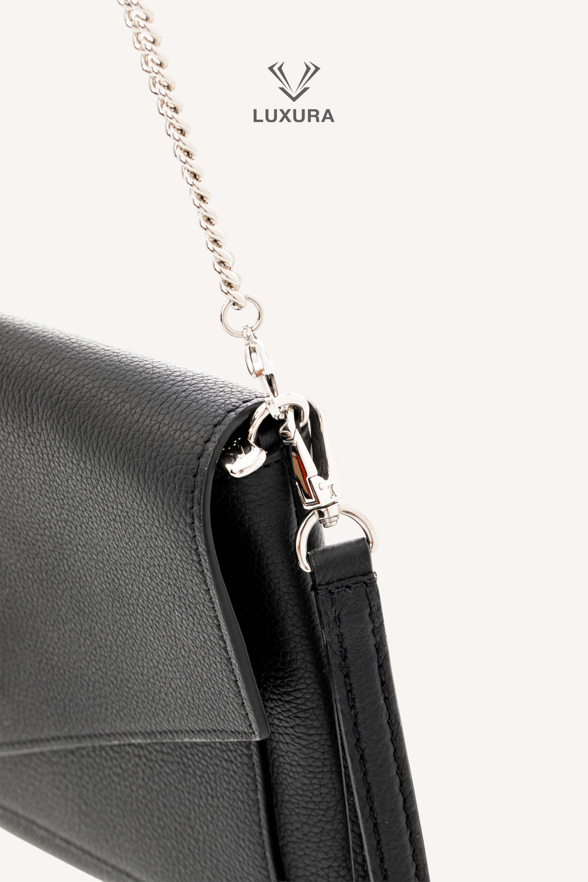 <span style="font-size: 10px;letter-spacing: .15em"></span><br>            <strong>LOUIS VUITTON</strong><br>            <div style="margin-top:10px;font-size:16px">Soft Calfskin My Lockme Chain Pochete Black M63926</div><br> - Image 17