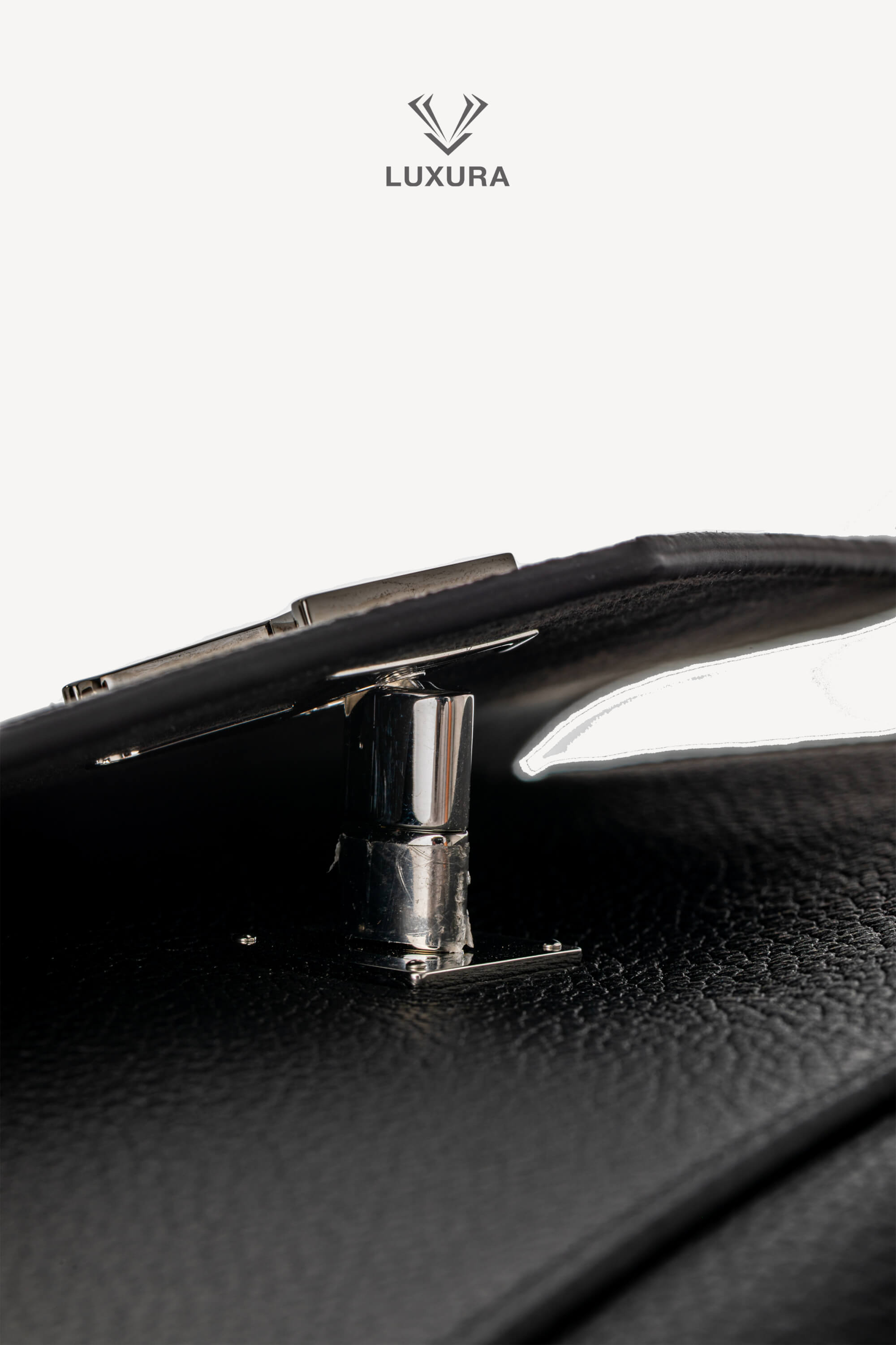 <span style="font-size: 10px;letter-spacing: .15em"></span><br>            <strong>LOUIS VUITTON</strong><br>            <div style="margin-top:10px;font-size:16px">Soft Calfskin My Lockme Chain Pochete Black M63926</div><br> - Image 16
