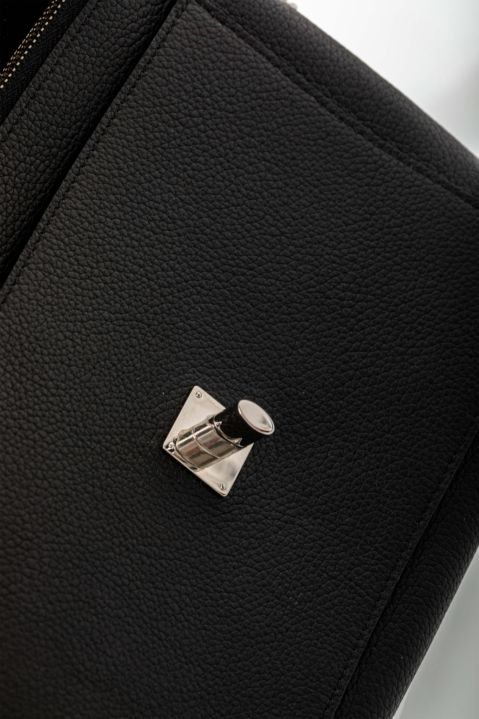 <span style="font-size: 10px;letter-spacing: .15em"></span><br>            <strong>LOUIS VUITTON</strong><br>            <div style="margin-top:10px;font-size:16px">Soft Calfskin My Lockme Chain Pochete Black M63926</div><br> - Image 14