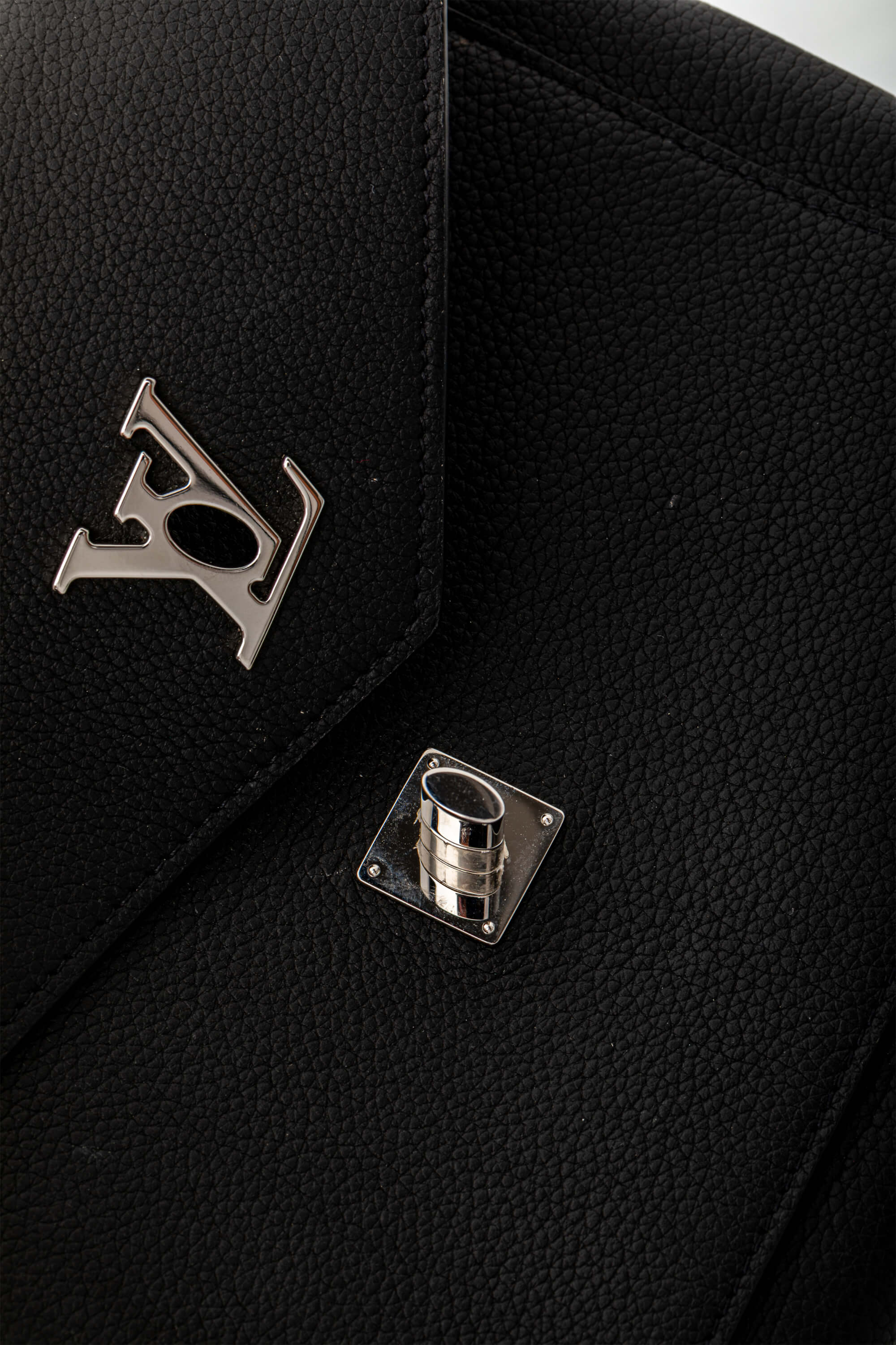 <span style="font-size: 10px;letter-spacing: .15em"></span><br>            <strong>LOUIS VUITTON</strong><br>            <div style="margin-top:10px;font-size:16px">Soft Calfskin My Lockme Chain Pochete Black M63926</div><br> - Image 11