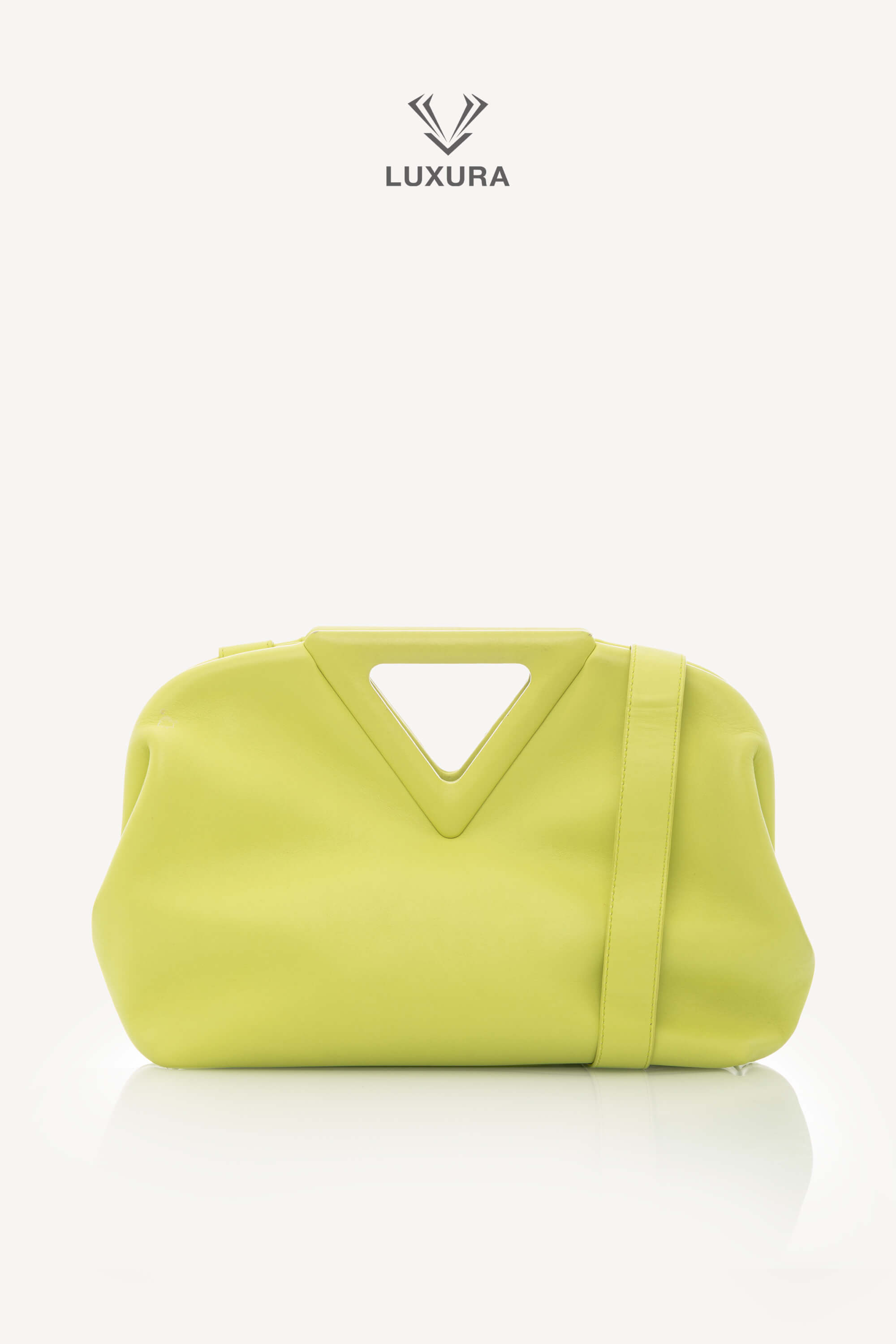 <span style="font-size: 10px; color: rgb(101, 101, 101);letter-spacing: .15em;">HARD TO FIND</span><br><strong> BOTTEGA VENETA </strong><br><div style="margin-top:10px; font-size:16px;"> Calfskin Medium The Point Triangle Bag </div><br>