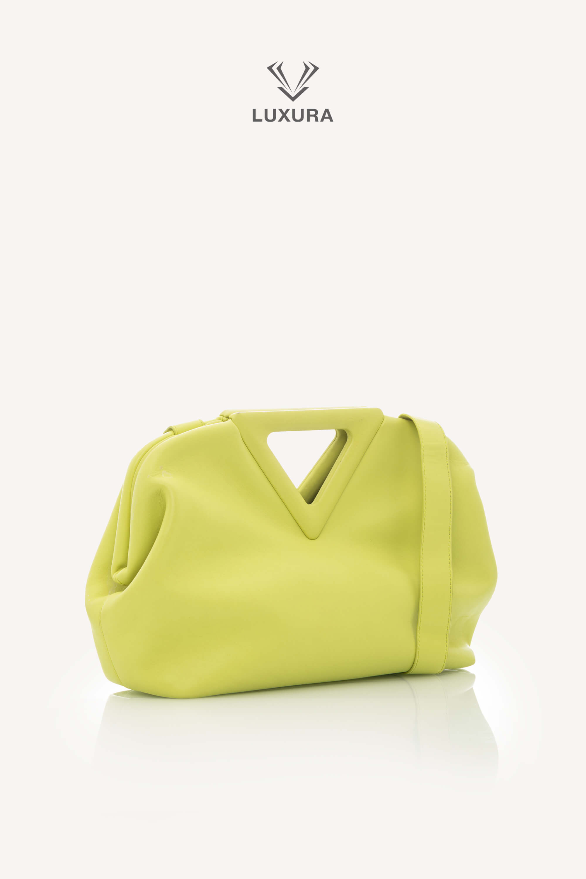 <span style="font-size: 10px; color: rgb(101, 101, 101);letter-spacing: .15em;">HARD TO FIND</span><br><strong> BOTTEGA VENETA </strong><br><div style="margin-top:10px; font-size:16px;"> Calfskin Medium The Point Triangle Bag </div><br> - Image 19