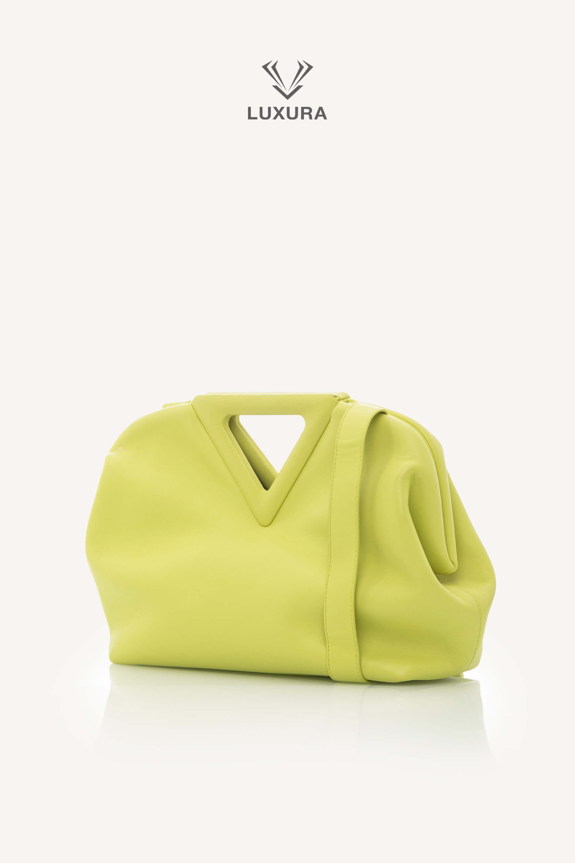 <span style="font-size: 10px; color: rgb(101, 101, 101);letter-spacing: .15em;">HARD TO FIND</span><br><strong> BOTTEGA VENETA </strong><br><div style="margin-top:10px; font-size:16px;"> Calfskin Medium The Point Triangle Bag </div><br> - Image 18