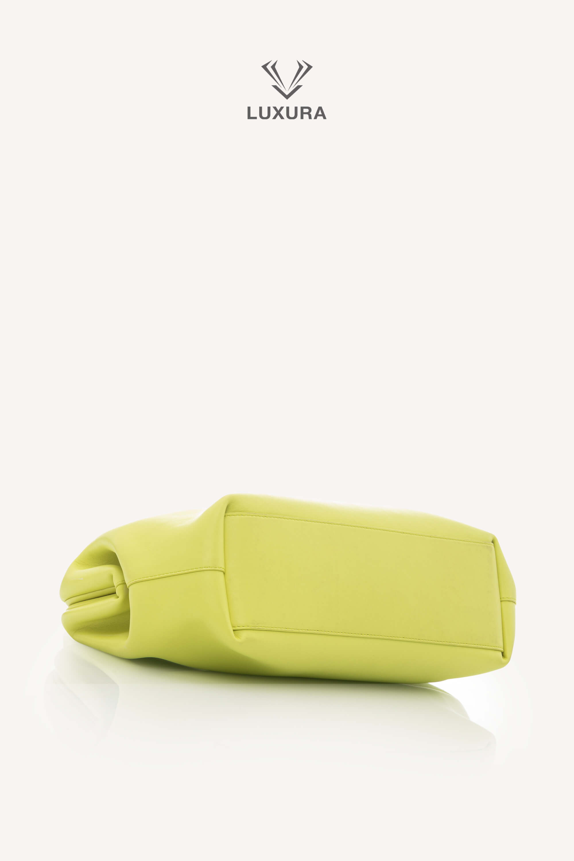 <span style="font-size: 10px; color: rgb(101, 101, 101);letter-spacing: .15em;">HARD TO FIND</span><br><strong> BOTTEGA VENETA </strong><br><div style="margin-top:10px; font-size:16px;"> Calfskin Medium The Point Triangle Bag </div><br> - Image 16