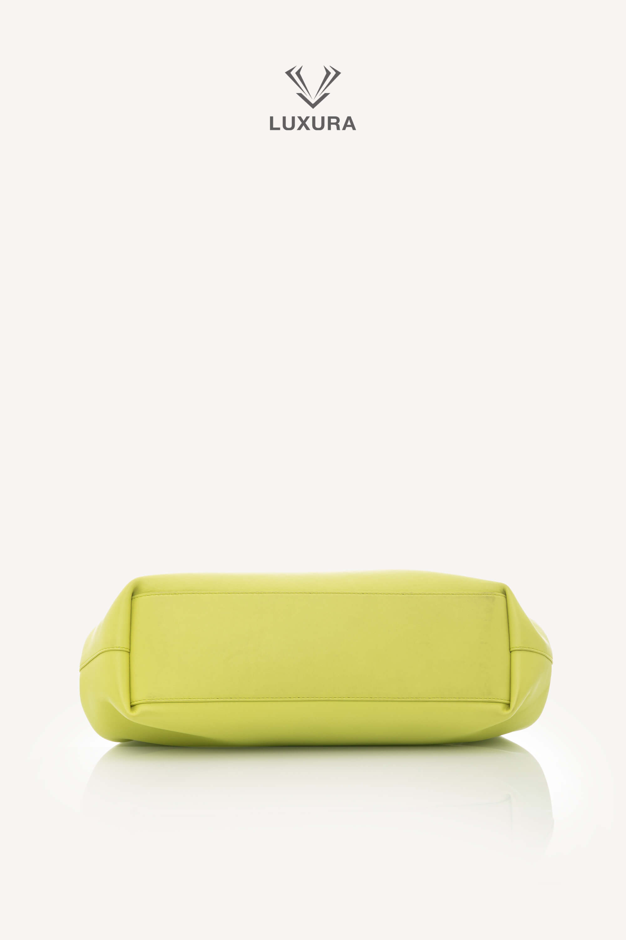 <span style="font-size: 10px; color: rgb(101, 101, 101);letter-spacing: .15em;">HARD TO FIND</span><br><strong> BOTTEGA VENETA </strong><br><div style="margin-top:10px; font-size:16px;"> Calfskin Medium The Point Triangle Bag </div><br> - Image 14