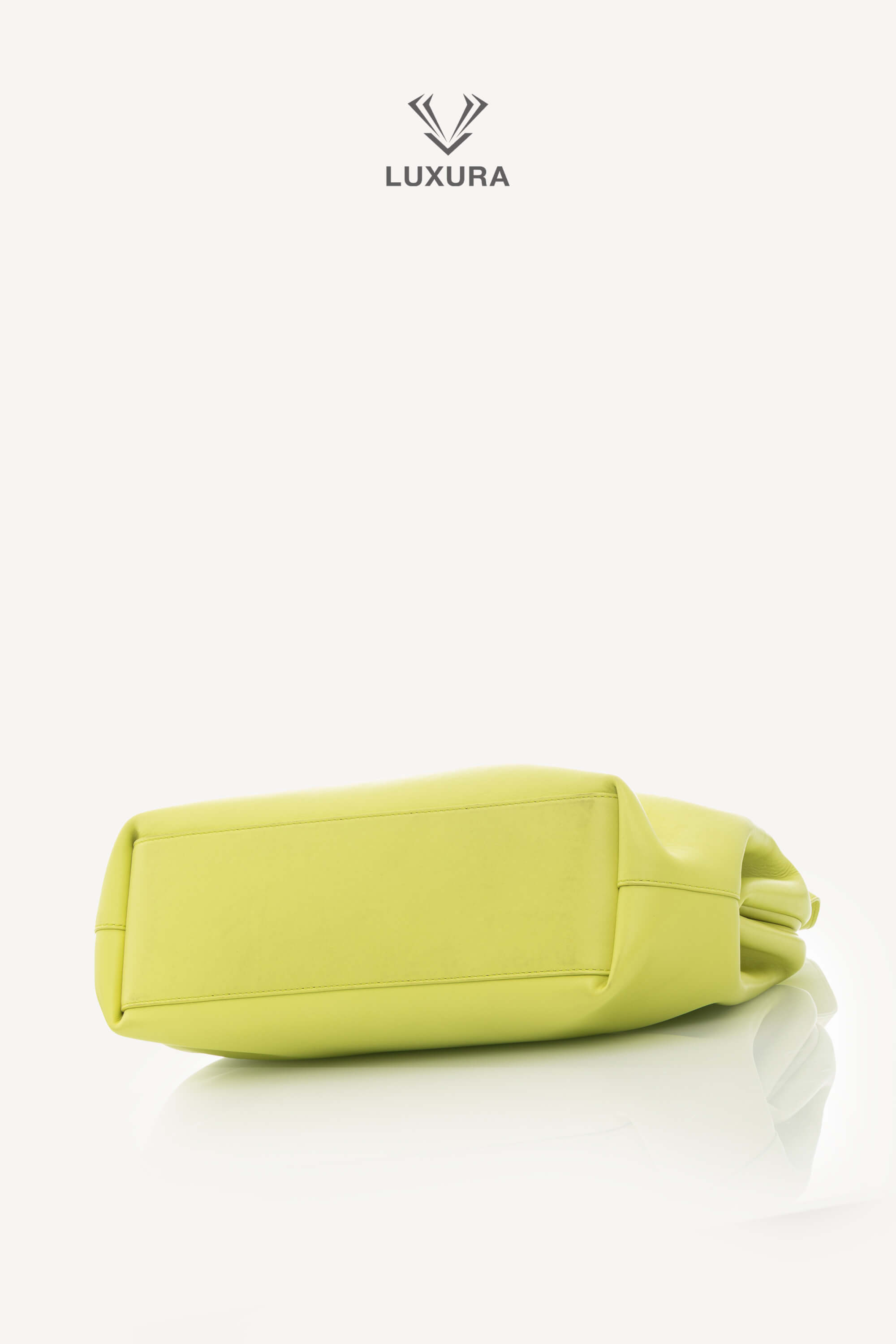 <span style="font-size: 10px; color: rgb(101, 101, 101);letter-spacing: .15em;">HARD TO FIND</span><br><strong> BOTTEGA VENETA </strong><br><div style="margin-top:10px; font-size:16px;"> Calfskin Medium The Point Triangle Bag </div><br> - Image 13