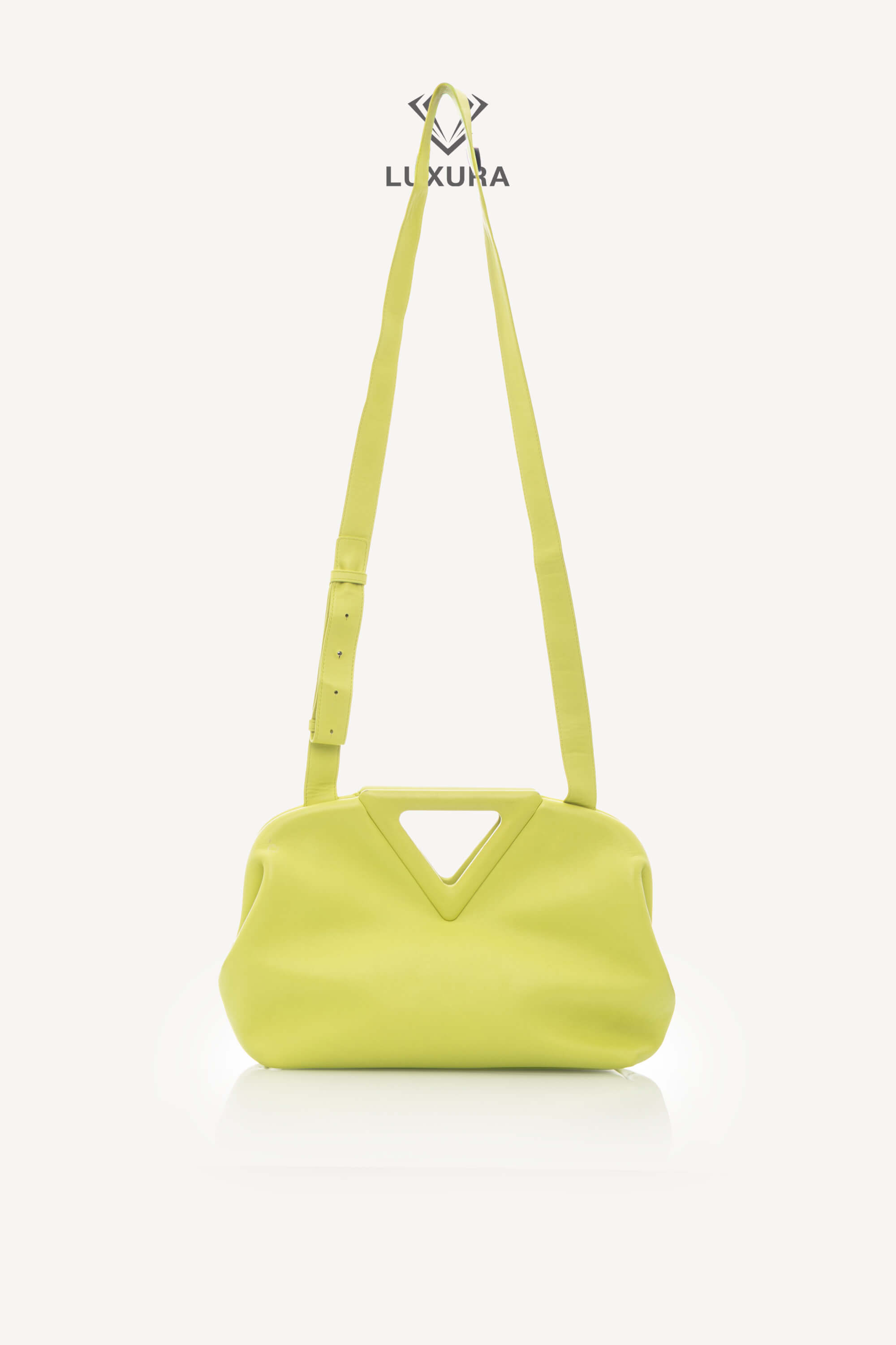 <span style="font-size: 10px; color: rgb(101, 101, 101);letter-spacing: .15em;">HARD TO FIND</span><br><strong> BOTTEGA VENETA </strong><br><div style="margin-top:10px; font-size:16px;"> Calfskin Medium The Point Triangle Bag </div><br> - Image 12