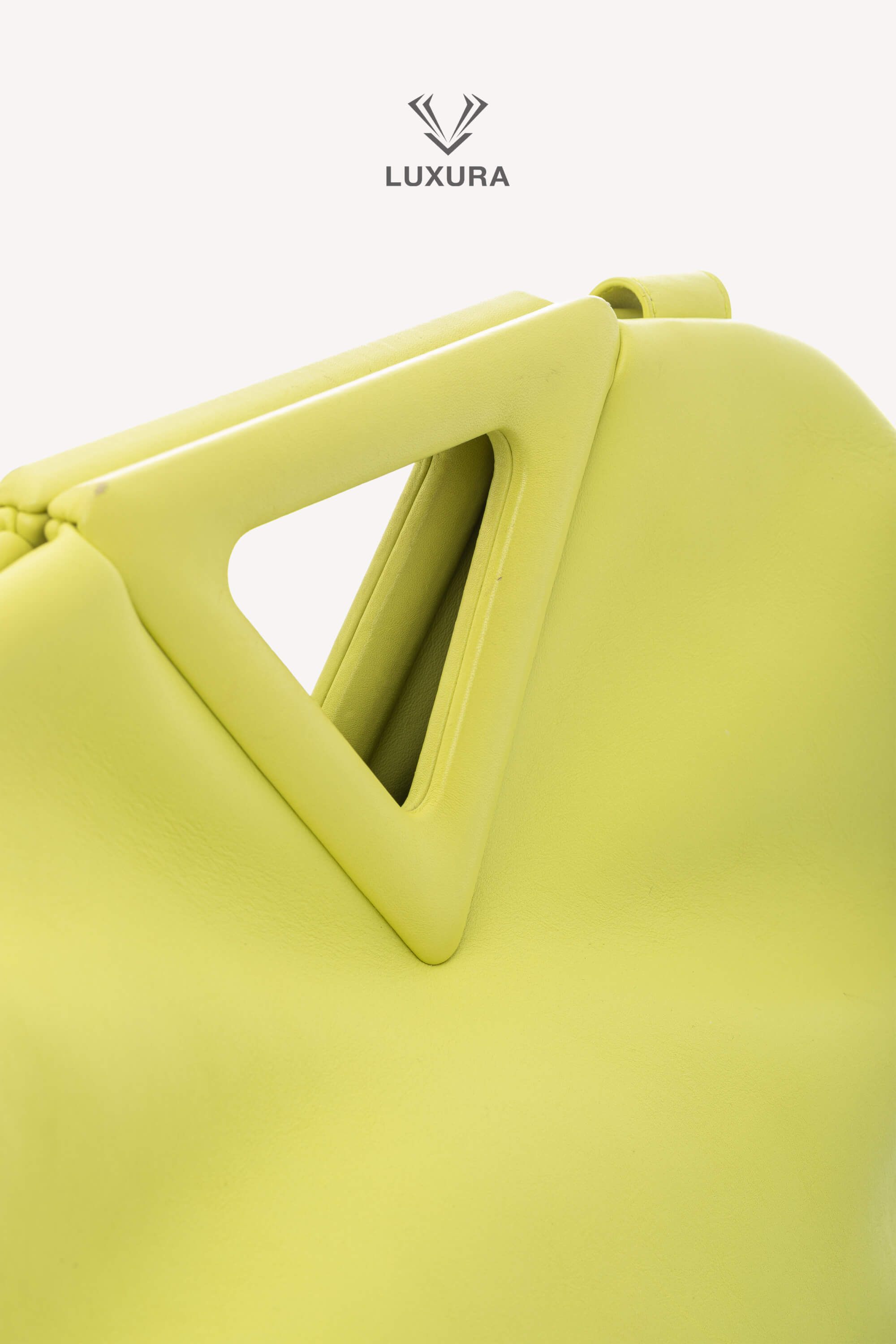 <span style="font-size: 10px; color: rgb(101, 101, 101);letter-spacing: .15em;">HARD TO FIND</span><br><strong> BOTTEGA VENETA </strong><br><div style="margin-top:10px; font-size:16px;"> Calfskin Medium The Point Triangle Bag </div><br> - Image 9