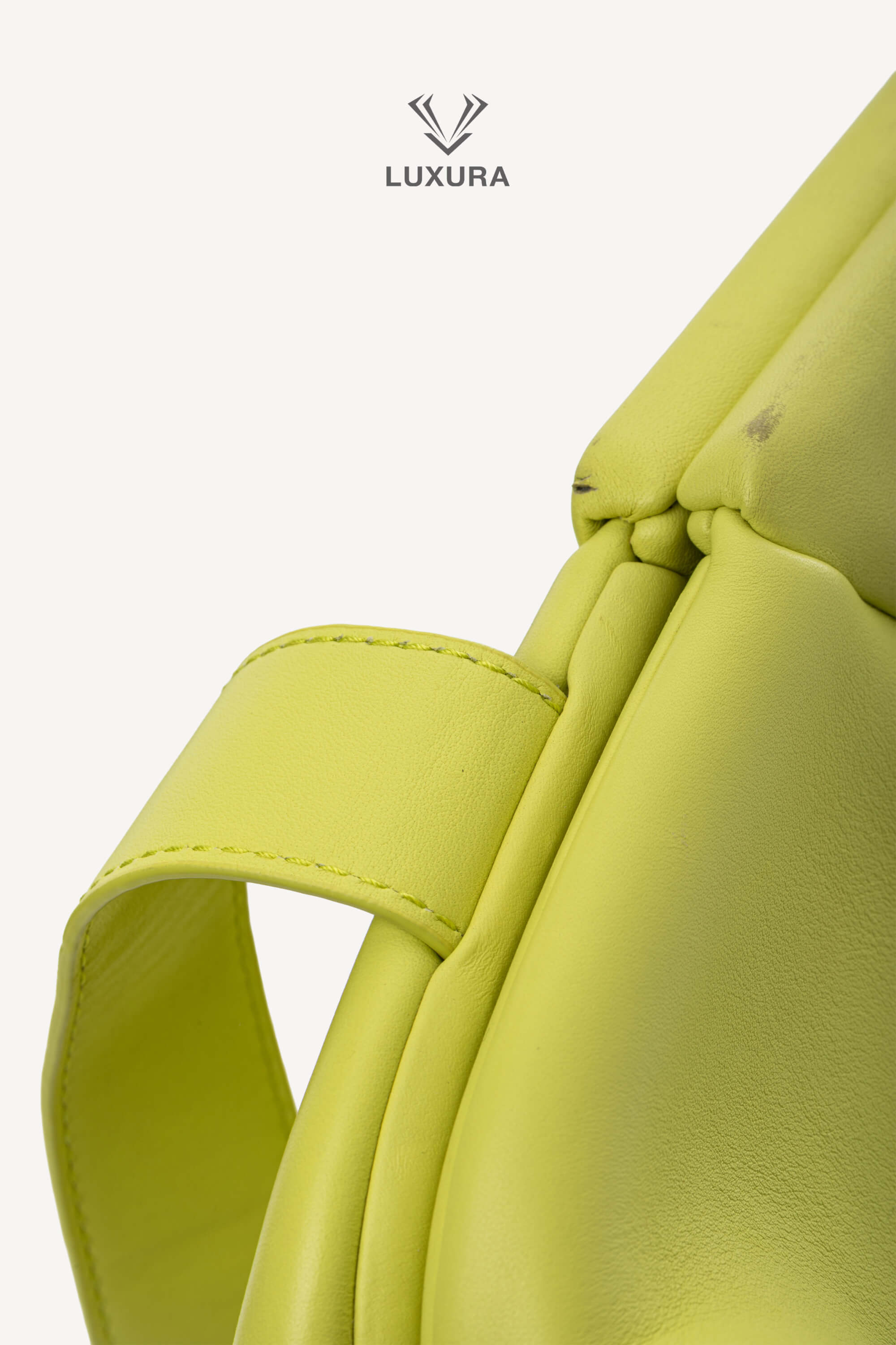 <span style="font-size: 10px; color: rgb(101, 101, 101);letter-spacing: .15em;">HARD TO FIND</span><br><strong> BOTTEGA VENETA </strong><br><div style="margin-top:10px; font-size:16px;"> Calfskin Medium The Point Triangle Bag </div><br> - Image 7