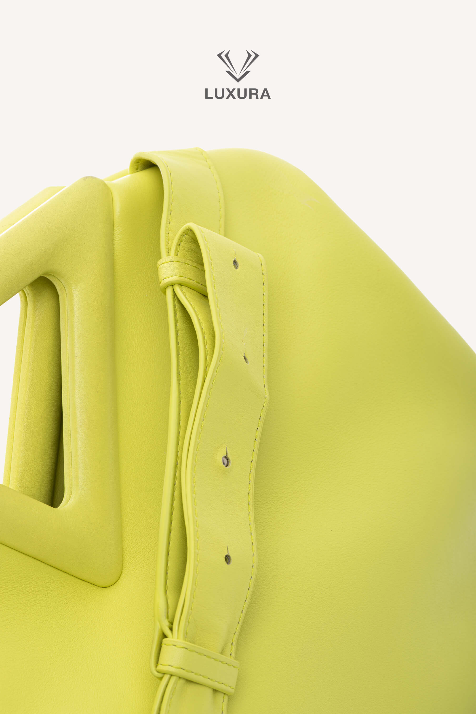 <span style="font-size: 10px; color: rgb(101, 101, 101);letter-spacing: .15em;">HARD TO FIND</span><br><strong> BOTTEGA VENETA </strong><br><div style="margin-top:10px; font-size:16px;"> Calfskin Medium The Point Triangle Bag </div><br> - Image 6