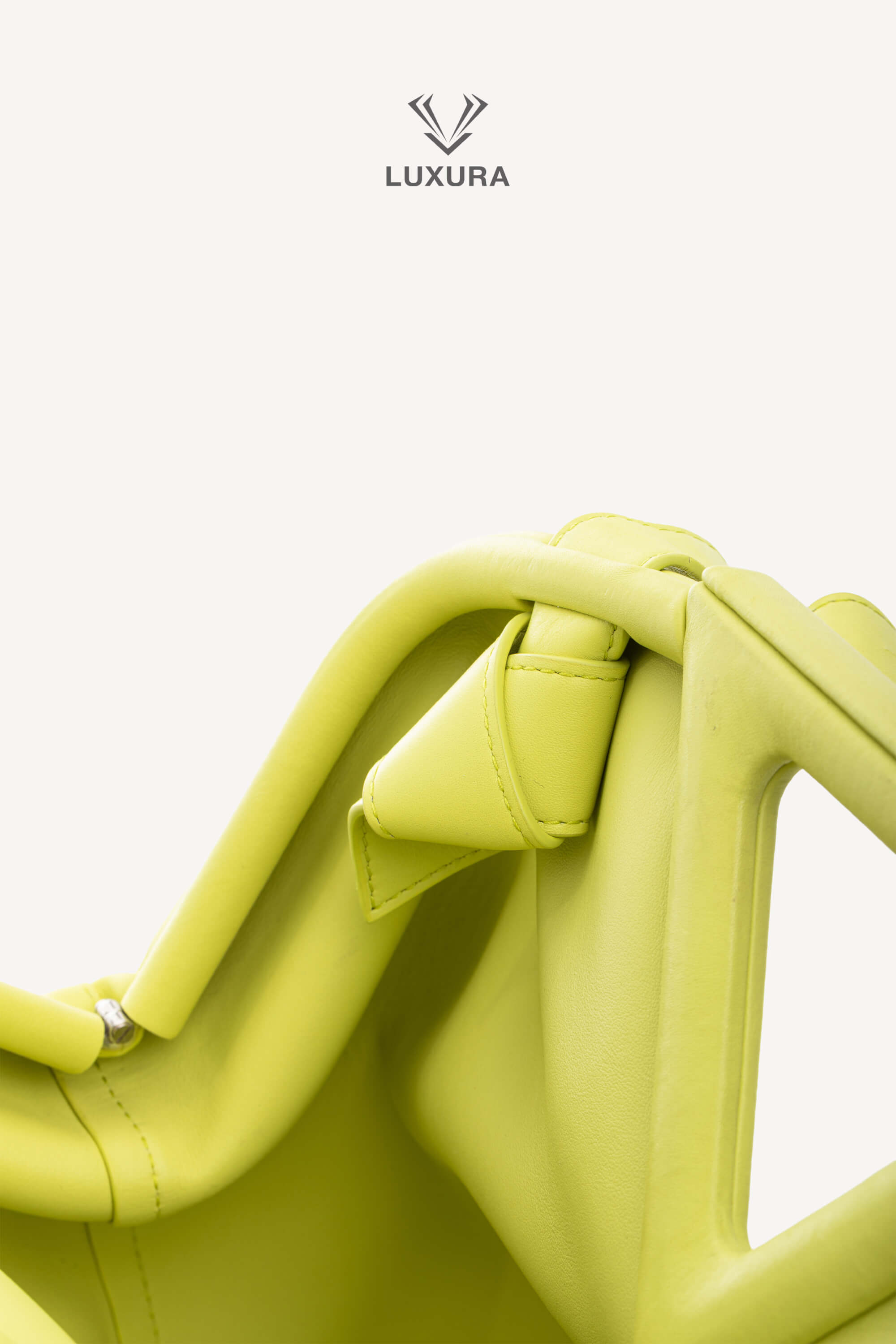 <span style="font-size: 10px; color: rgb(101, 101, 101);letter-spacing: .15em;">HARD TO FIND</span><br><strong> BOTTEGA VENETA </strong><br><div style="margin-top:10px; font-size:16px;"> Calfskin Medium The Point Triangle Bag </div><br> - Image 5