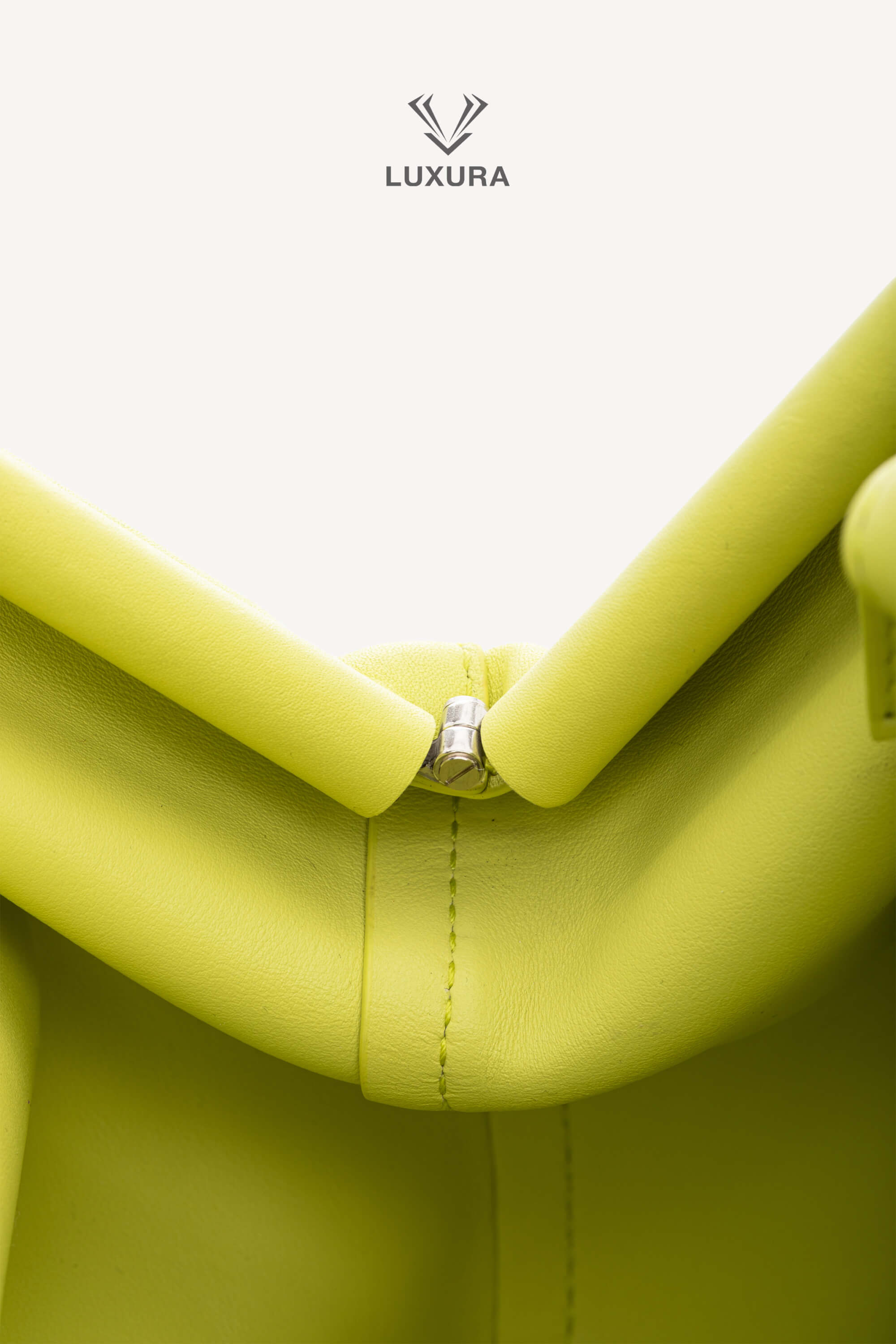 <span style="font-size: 10px; color: rgb(101, 101, 101);letter-spacing: .15em;">HARD TO FIND</span><br><strong> BOTTEGA VENETA </strong><br><div style="margin-top:10px; font-size:16px;"> Calfskin Medium The Point Triangle Bag </div><br> - Image 4