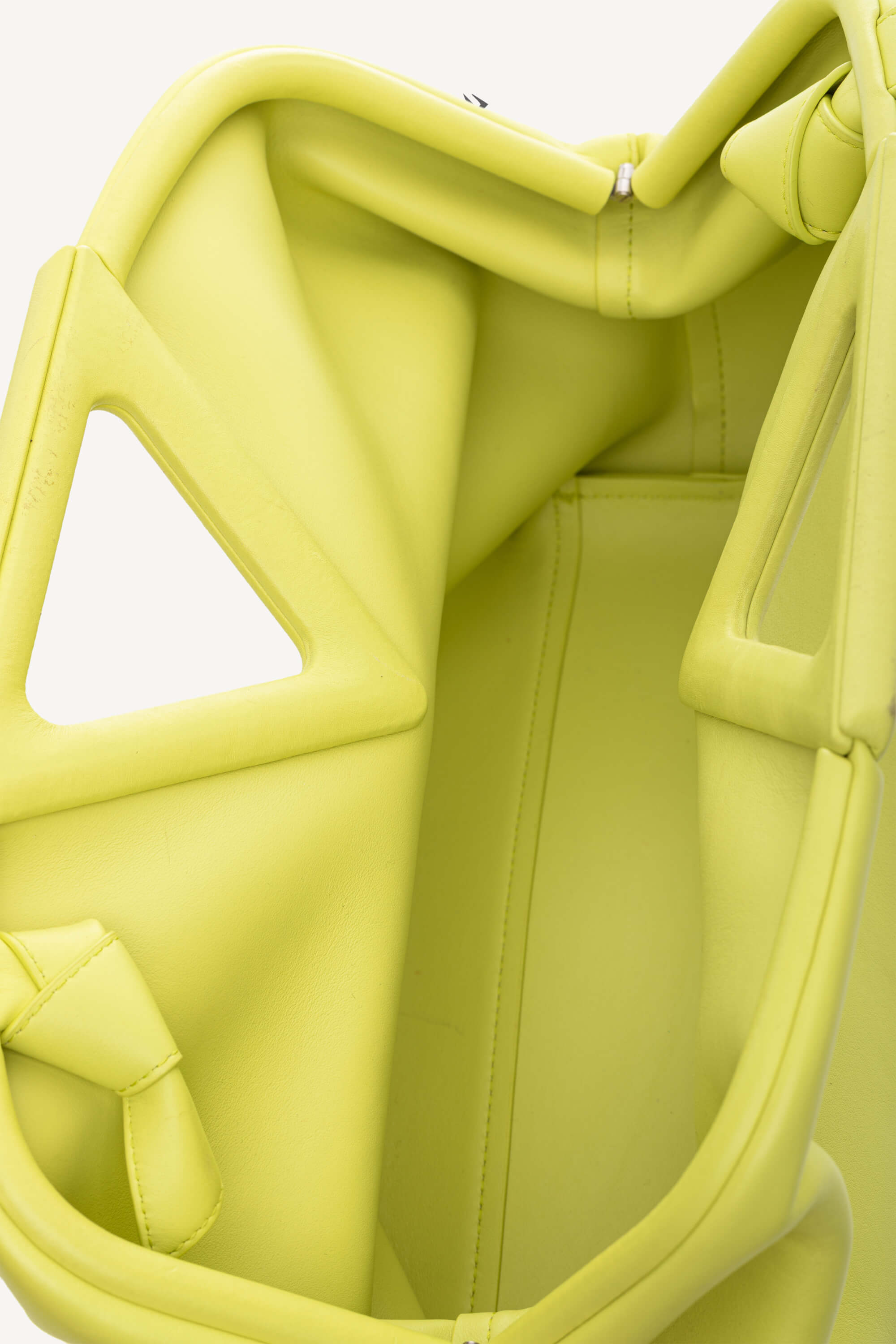 <span style="font-size: 10px; color: rgb(101, 101, 101);letter-spacing: .15em;">HARD TO FIND</span><br><strong> BOTTEGA VENETA </strong><br><div style="margin-top:10px; font-size:16px;"> Calfskin Medium The Point Triangle Bag </div><br> - Image 3