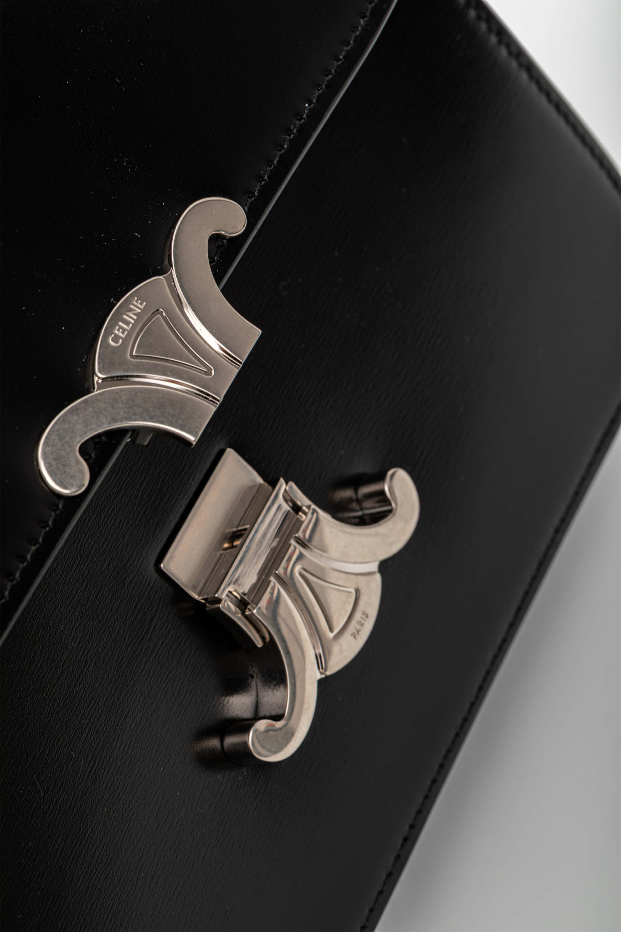 <span style="font-size: 10px;letter-spacing: .15em">BEST DEAL</span><br> <strong>CELINE</strong><br> <div style="margin-top:10px;font-size:16px">Classique Triomphe Bag In Shiny Calfskin Black</div><br> - Image 13