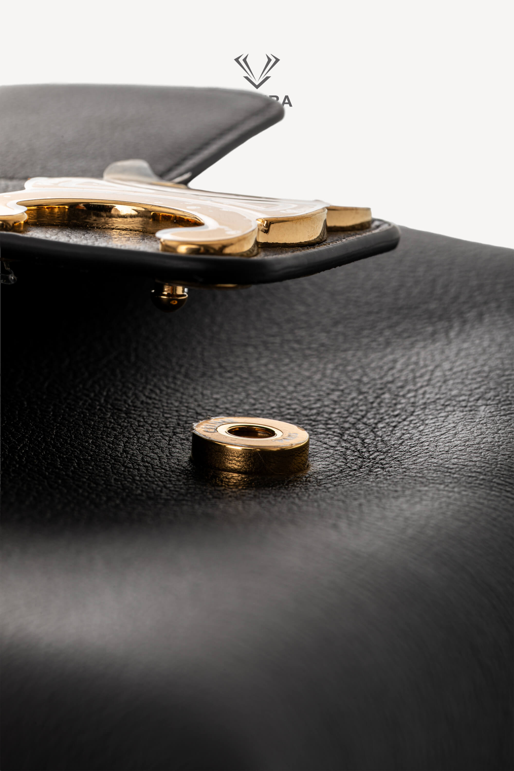 Genti de designeri pre-owned | CELINE Medium Victoire Bag in Supple Calfskin