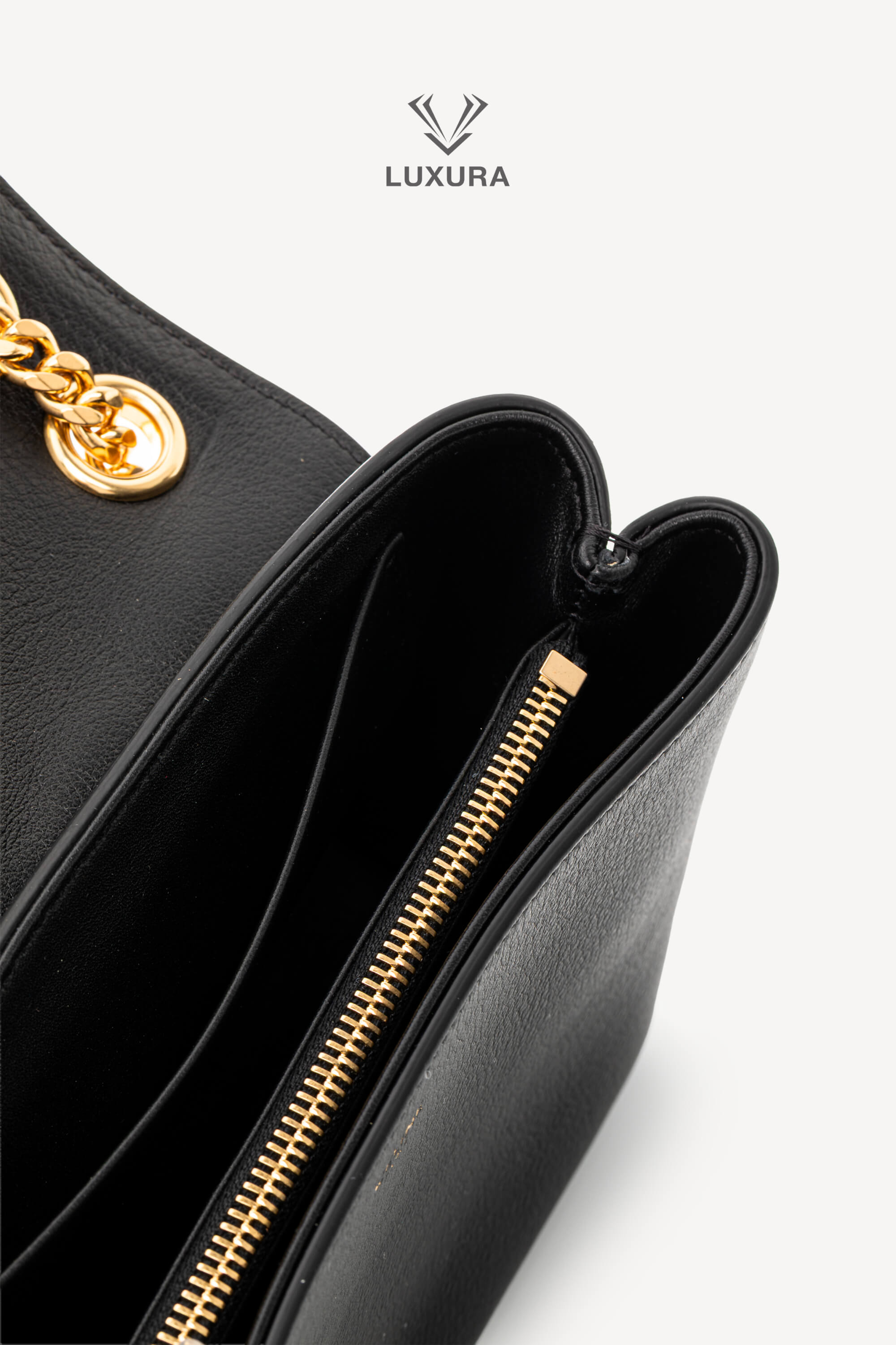 Genti de designeri pre-owned | CELINE Medium Victoire Bag in Supple Calfskin