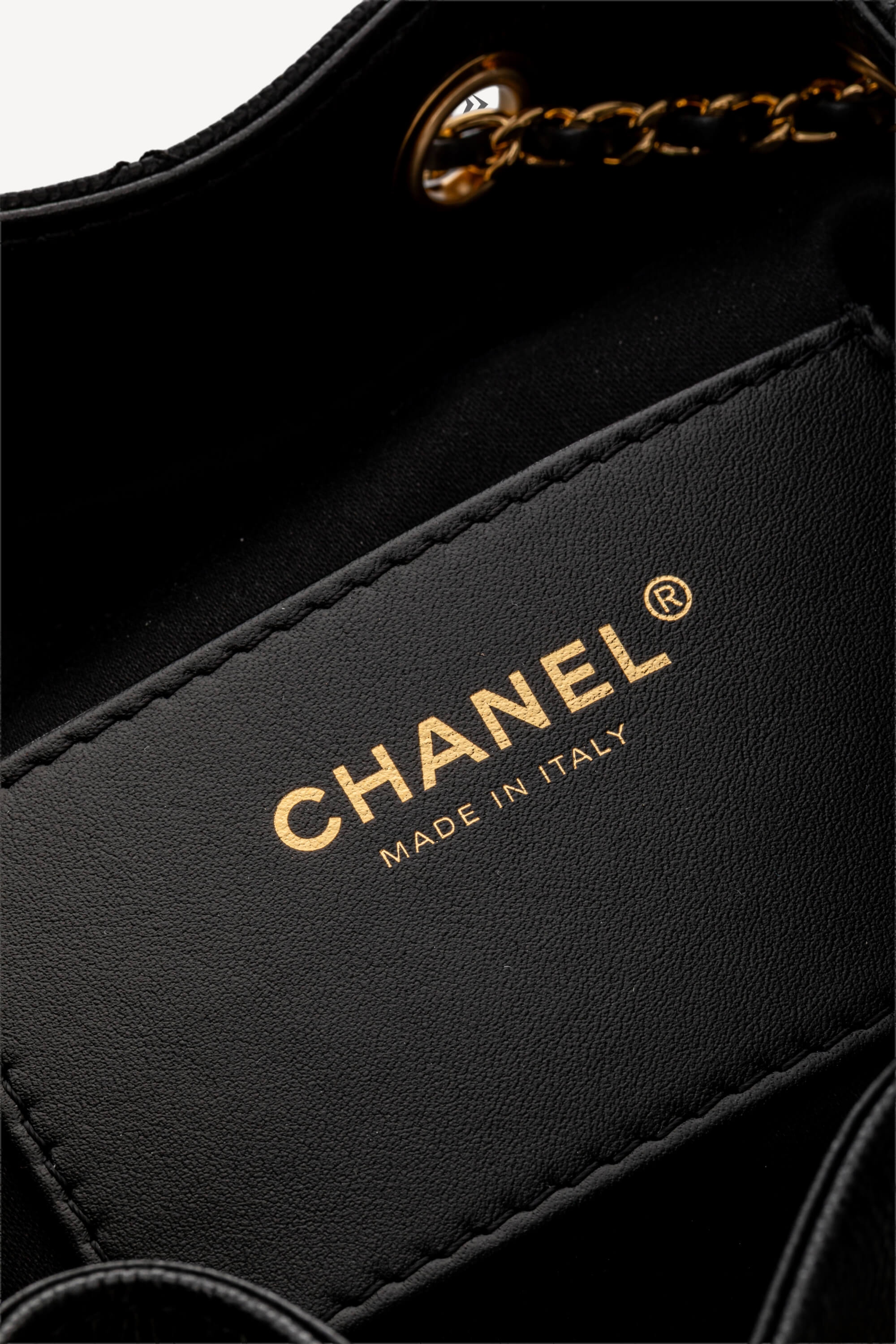 <span style="font-size: 10px;letter-spacing: .15em">HARD TO FIND</span><br>            <strong>CHANEL</strong><br>            <div style="margin-top:10px;font-size:16px">25 Small Bag Hammered Leather Gold Effect Metal Black</div><br> - Image 26
