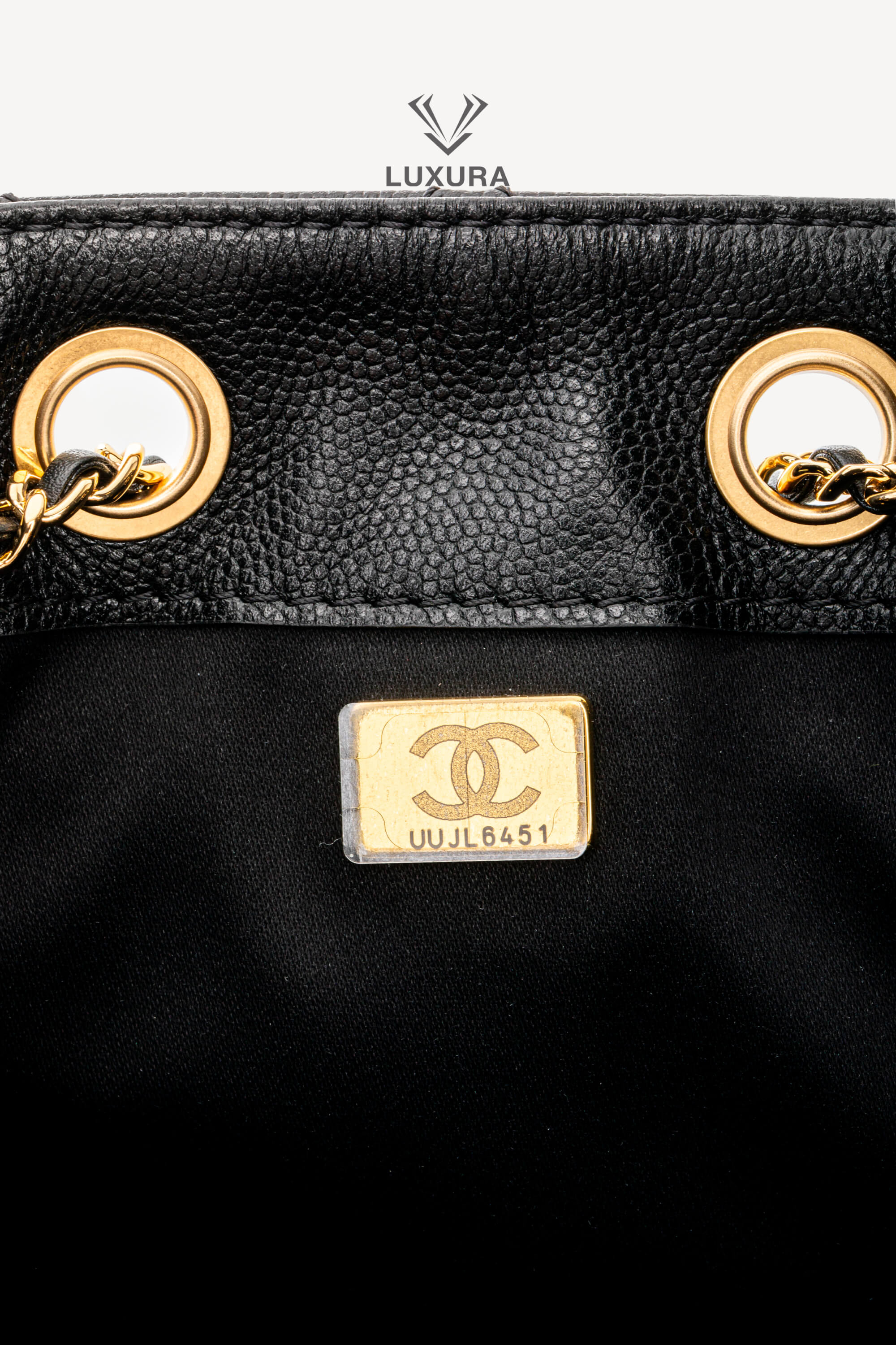 <span style="font-size: 10px;letter-spacing: .15em">HARD TO FIND</span><br>            <strong>CHANEL</strong><br>            <div style="margin-top:10px;font-size:16px">25 Small Bag Hammered Leather Gold Effect Metal Black</div><br> - Image 23