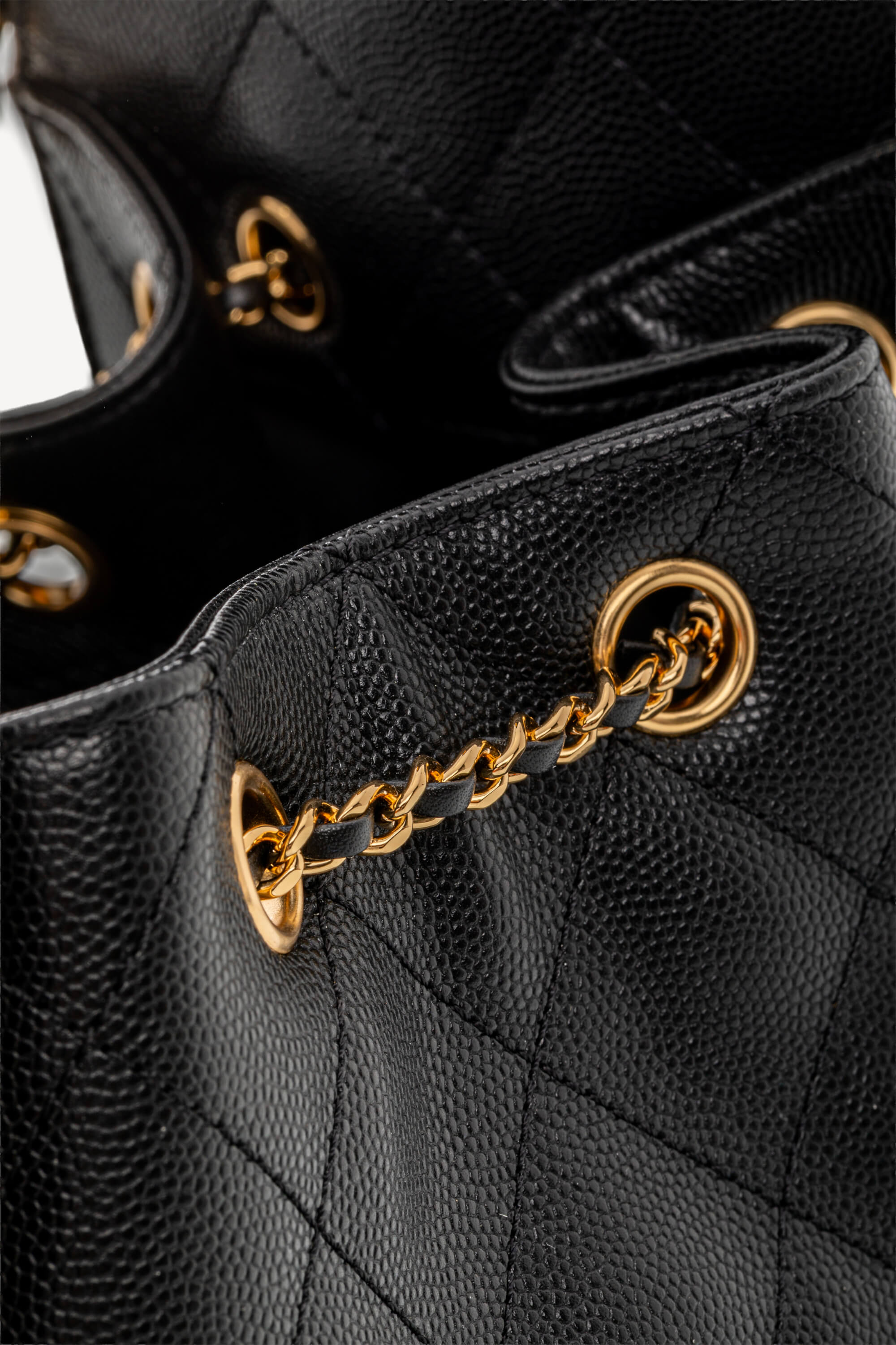 <span style="font-size: 10px;letter-spacing: .15em">HARD TO FIND</span><br>            <strong>CHANEL</strong><br>            <div style="margin-top:10px;font-size:16px">25 Small Bag Hammered Leather Gold Effect Metal Black</div><br> - Image 17